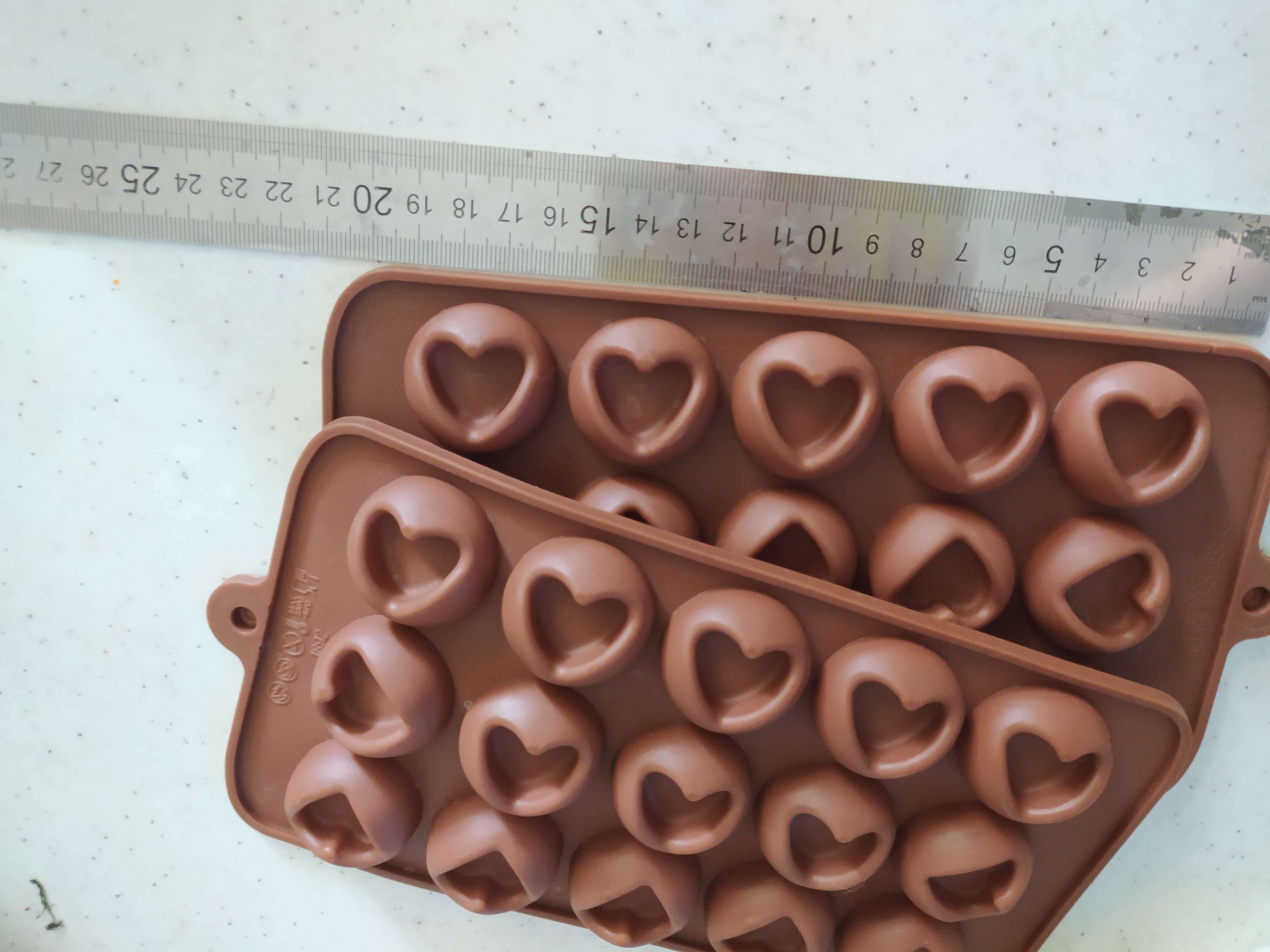 Фотография покупателя товара Форма для шоколада Доляна «Сердце», силикон, 23,2×12×1 см, 15 ячеек (d=3,3 см), цвет коричневый - Фото 2