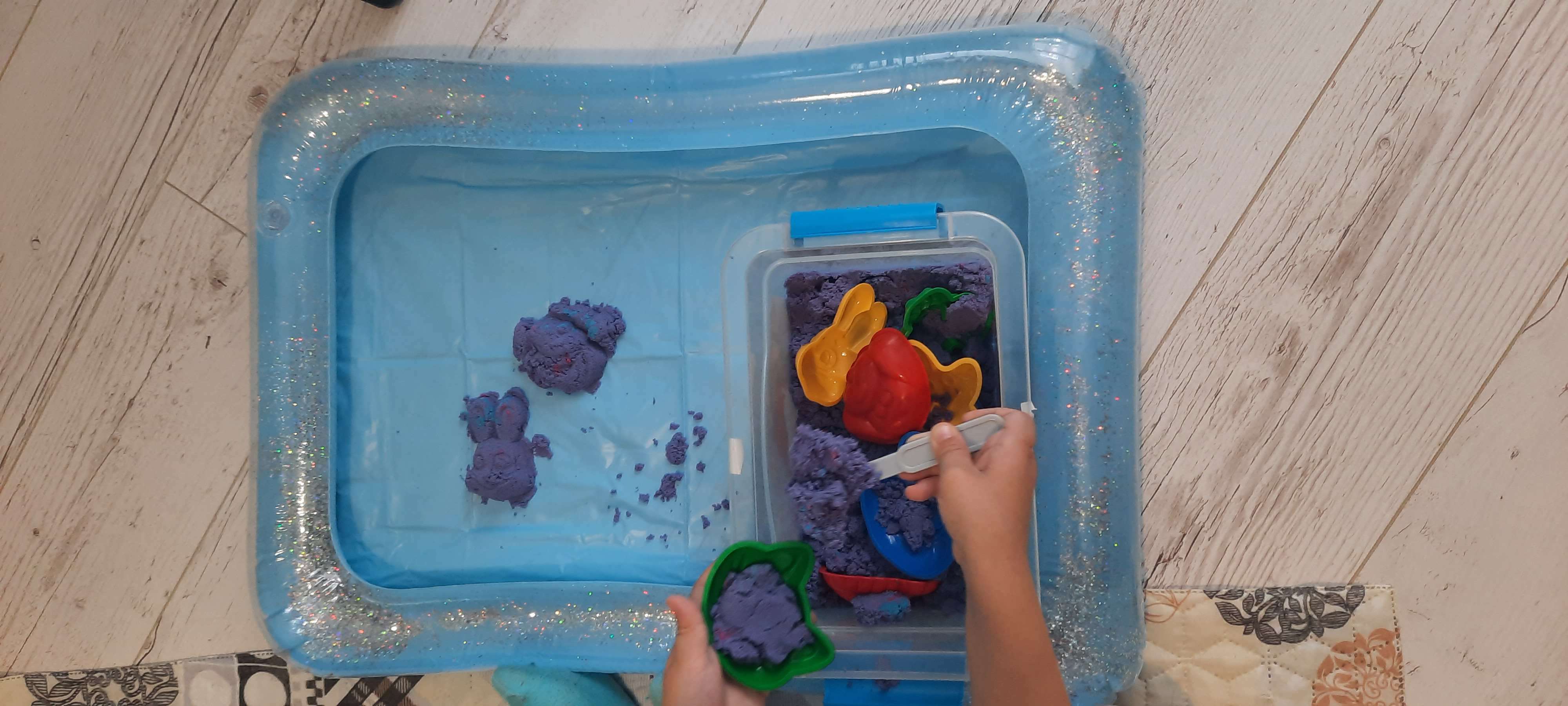 Фотография покупателя товара Надувная песочница с блёстками, 60х45 см, цвет голубой - Фото 3