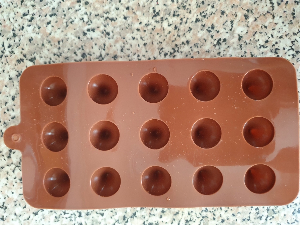 Фотография покупателя товара Форма для шоколада Доляна «Трюфель», силикон, 20,5×10,5 см, 15 ячеек (d=2,2 см), цвет коричневый - Фото 1