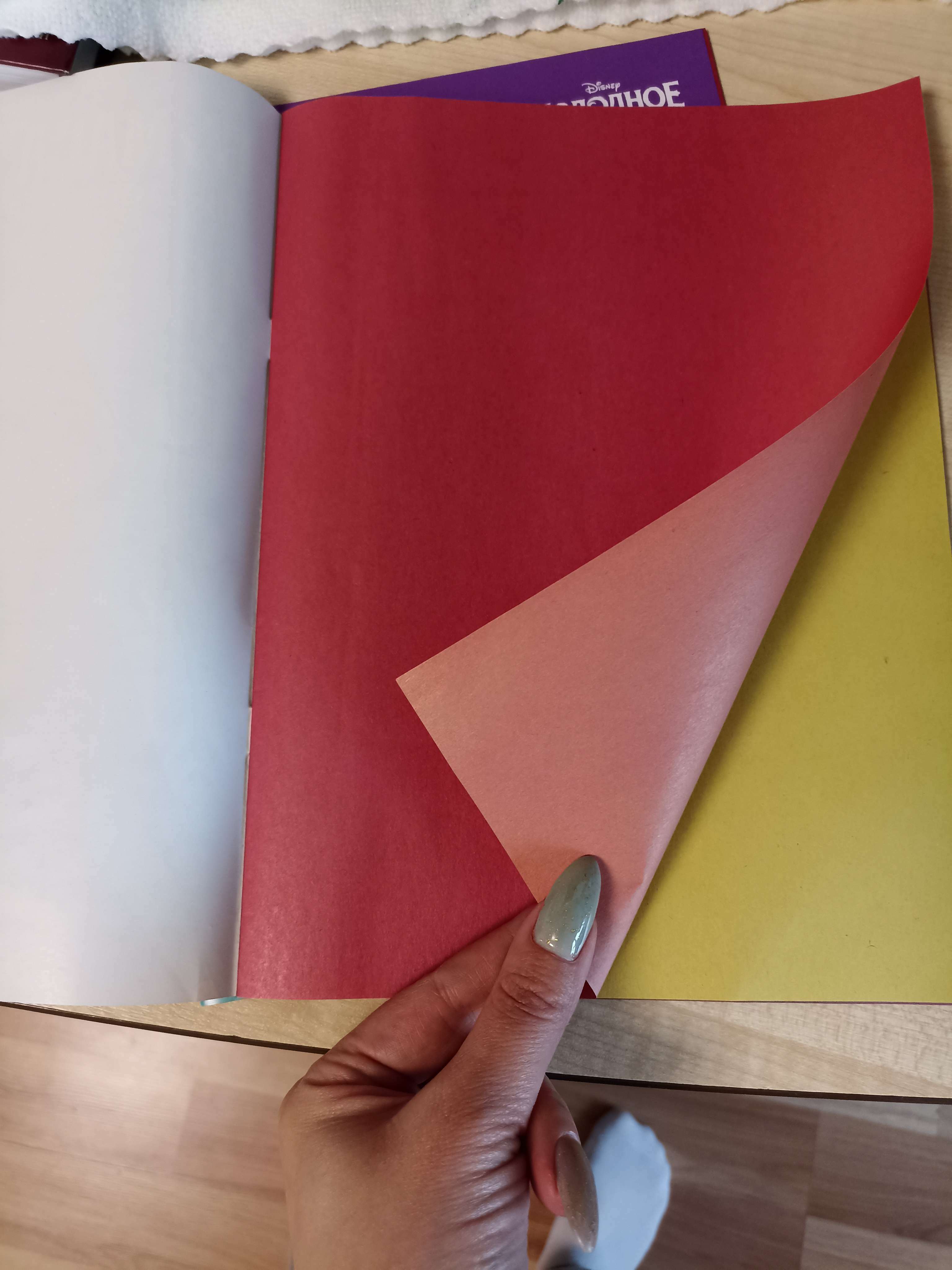Фотография покупателя товара Бумага цветная, А4, 16 листов, 16 цветов, немелованная, двусторонняя, на скрепке, 48 г/м², Холодное сердце - Фото 17