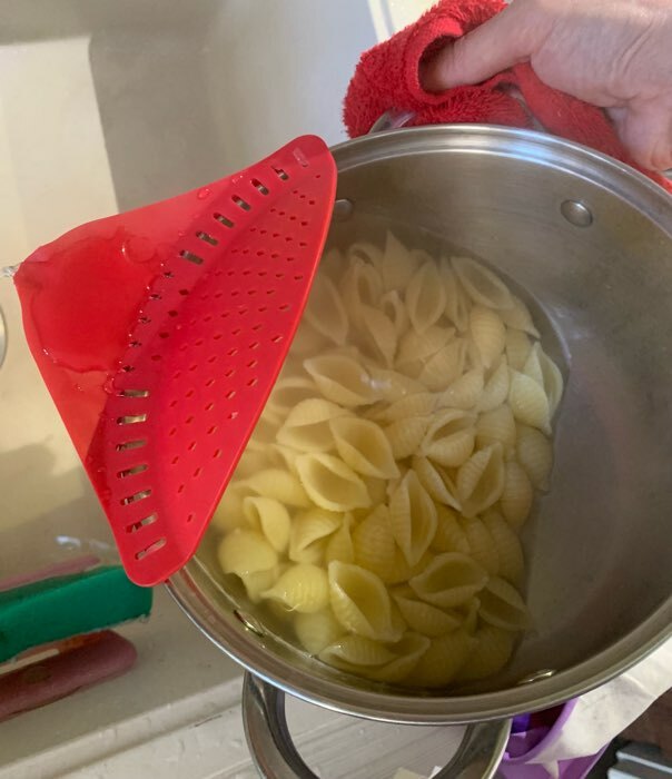 Фотография покупателя товара Дуршлаг-слив кухонный на прищепке Доляна, 12×18,5 см, цвет МИКС - Фото 10
