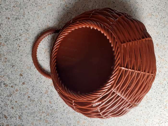 Фотография покупателя товара Кашпо пластиковое для цветов настенное «Плетёнка», 900 мл, цвет МИКС - Фото 2