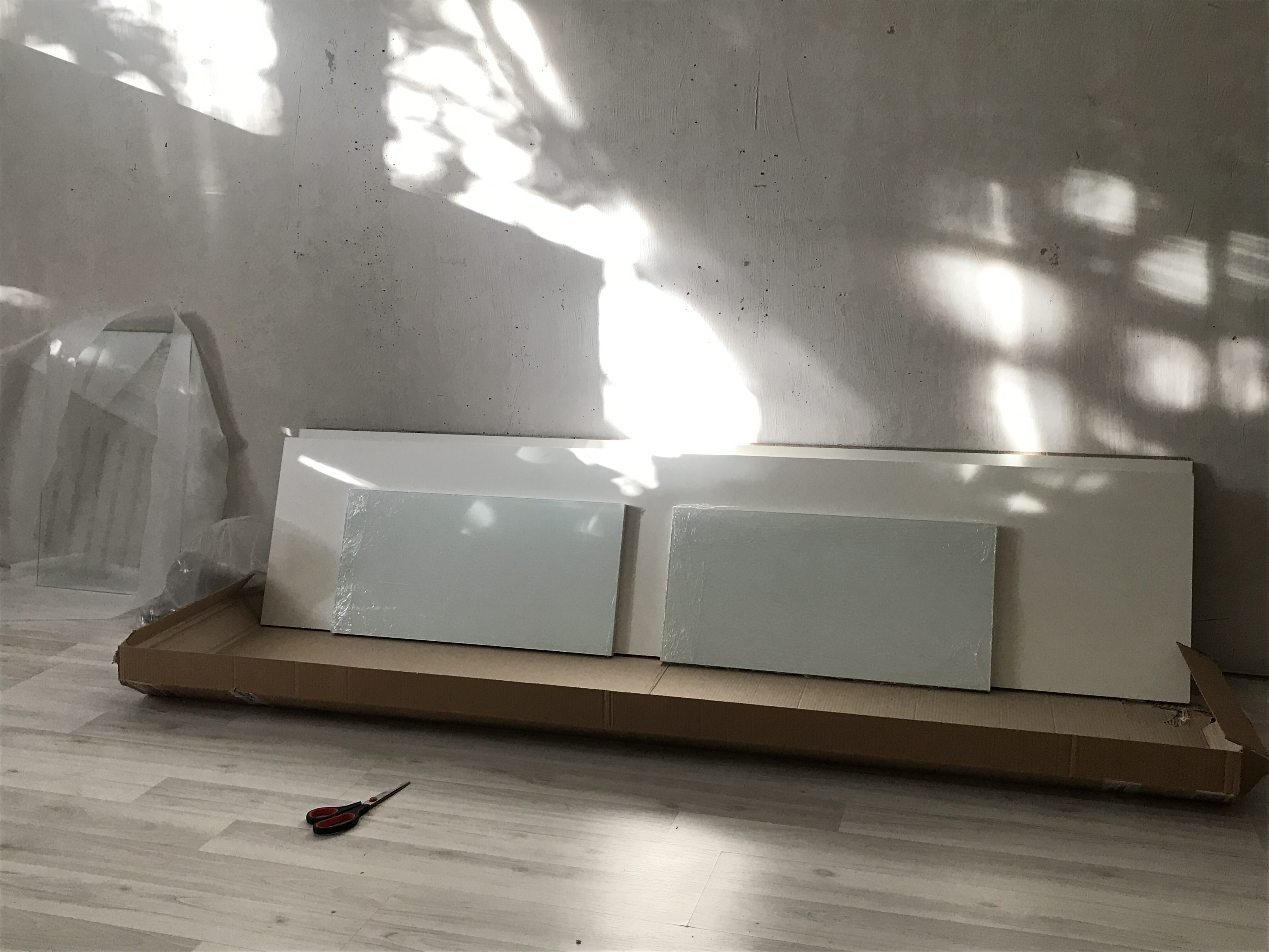 Фотография покупателя товара Тумба под ТВ подвесная №2, 1800х420х300, цвет белый / белое стекло - Фото 94