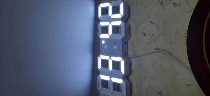 Фотография покупателя товара Часы электронные настольные "Цифры", с подвесом, белая индикация, 9 х 3 х 23 см, от USB - Фото 2
