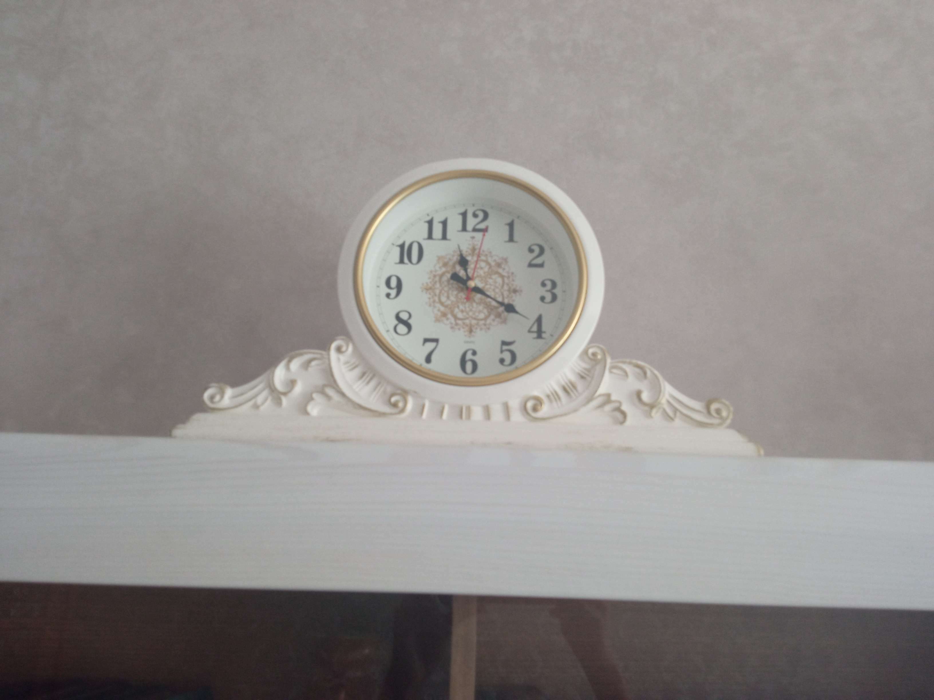 Фотография покупателя товара Часы настольные "Вита", бесшумные, 43 х 25 см, корпус белый с золотом - Фото 5