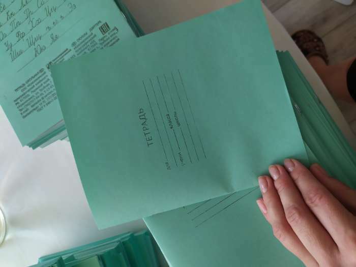 Фотография покупателя товара Тетрадь 12 листов в линейку "Зелёная обложка", офсет №1, 58-63 г/м2, белизна 90% - Фото 3