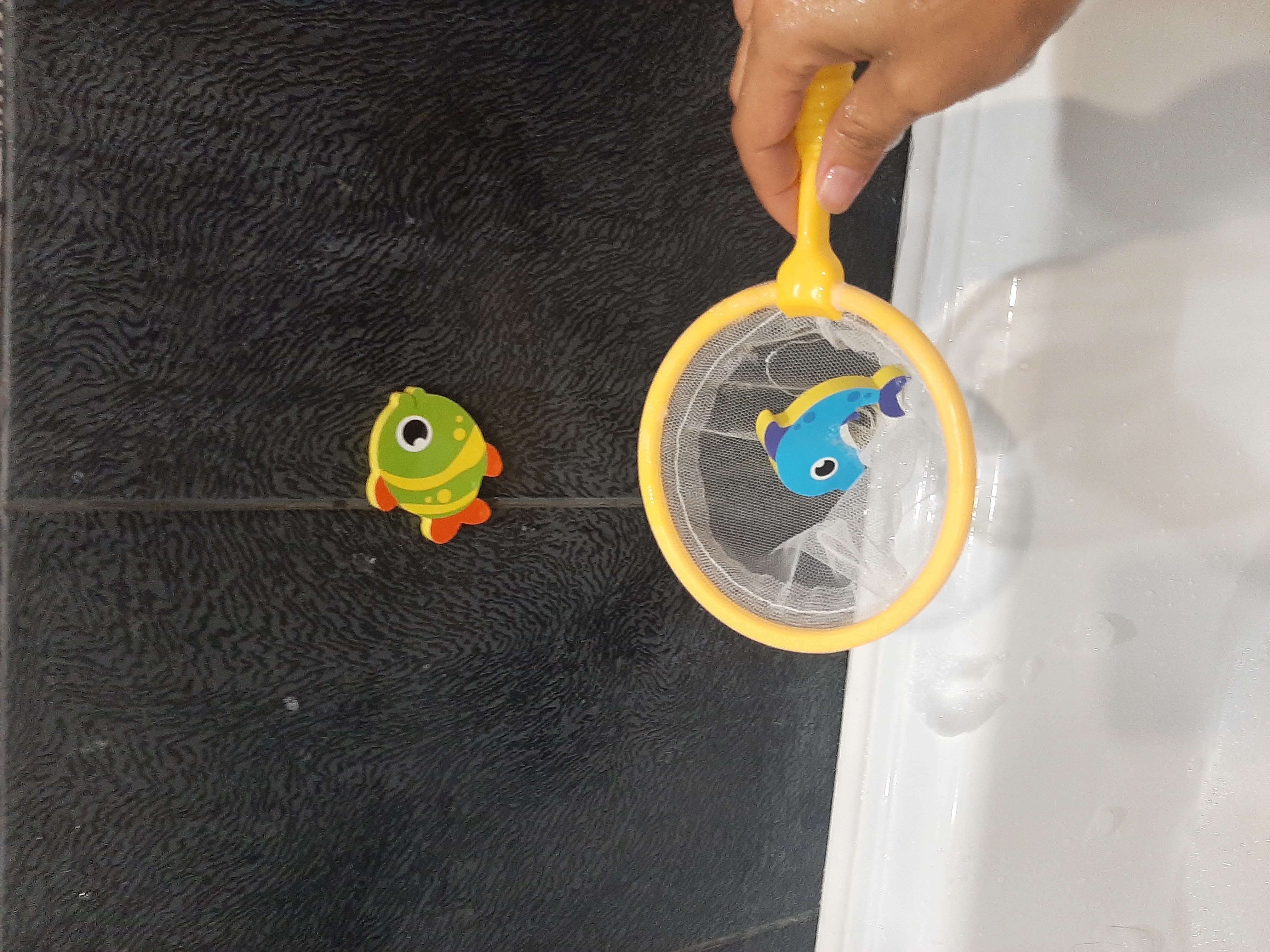 Фотография покупателя товара Набор для игры в ванне «Рыбалка: Веселые рыбки», сачок, 3 мягких стикера, виды и цвет МИКС - Фото 5