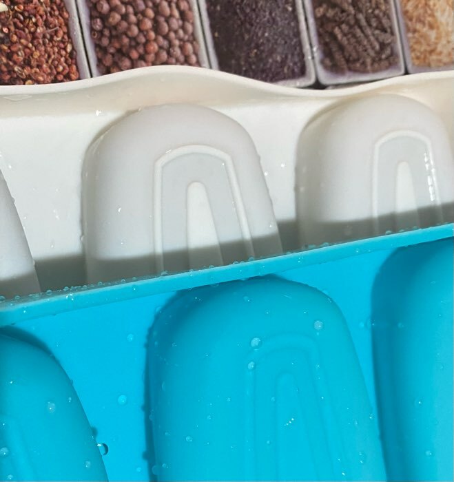 Фотография покупателя товара Форма для мороженого «Эскимо классика», силикон, 25,8×14,6×2,6 см, 4 ячейки, цвет МИКС - Фото 3