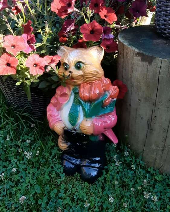 Фотография покупателя товара Садовая фигура "Кот большой с тюльпанами" малиновый 40см