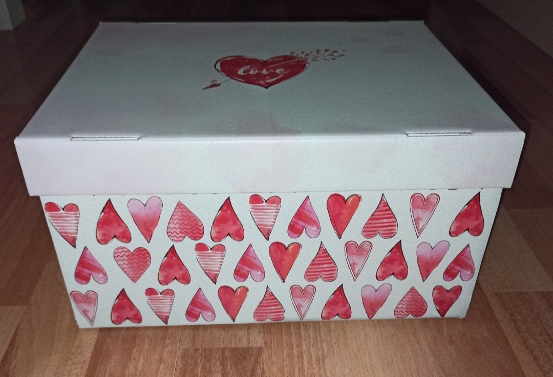 Фотография покупателя товара Коробка подарочная складная, упаковка, «Любовь вокруг», 31,2 х 25,6 х 16,1 см - Фото 2