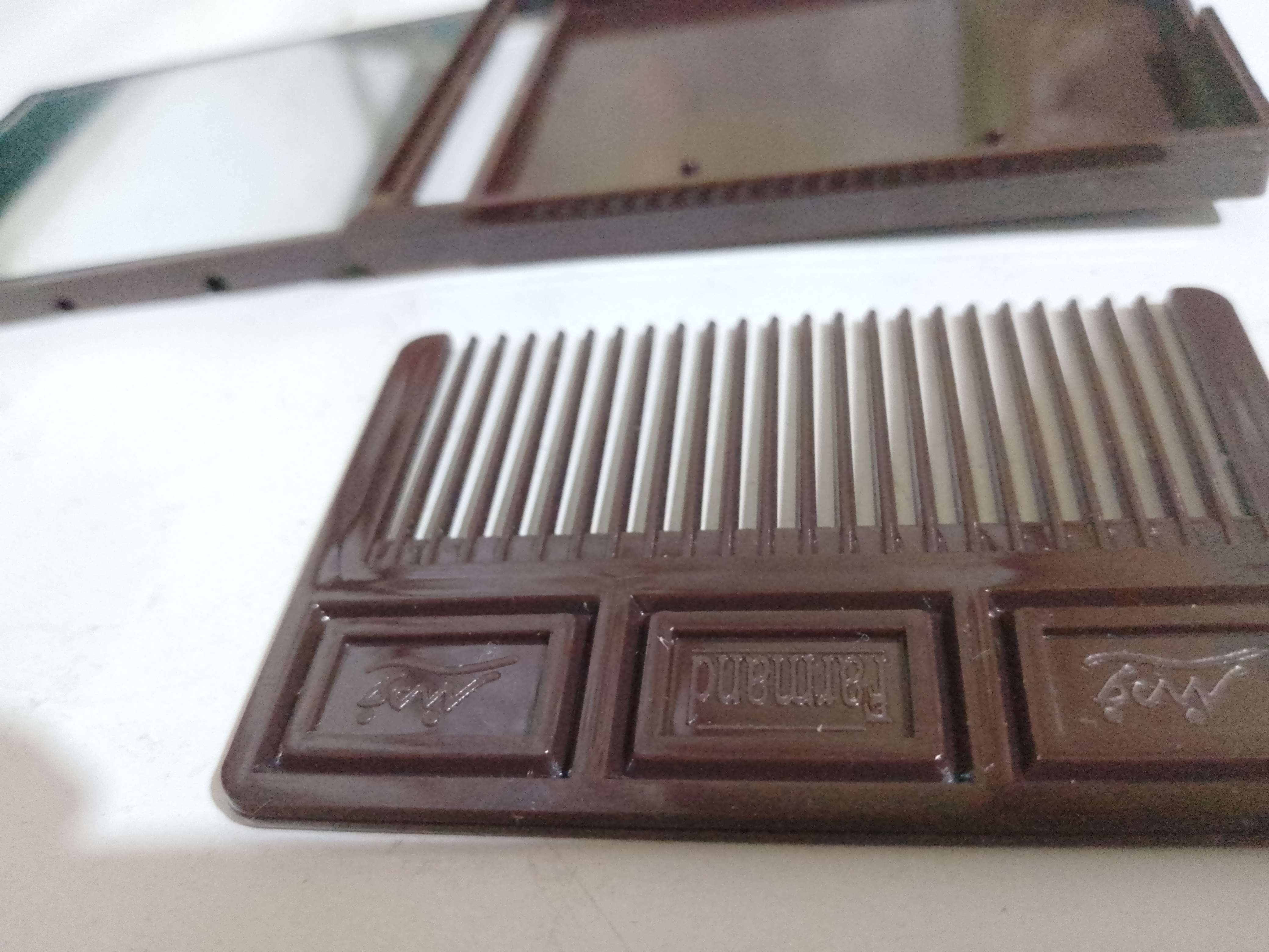 Фотография покупателя товара Зеркало складное «Шоколадное чудо», с расчёской, 8,5 × 6 см, цвет МИКС - Фото 4