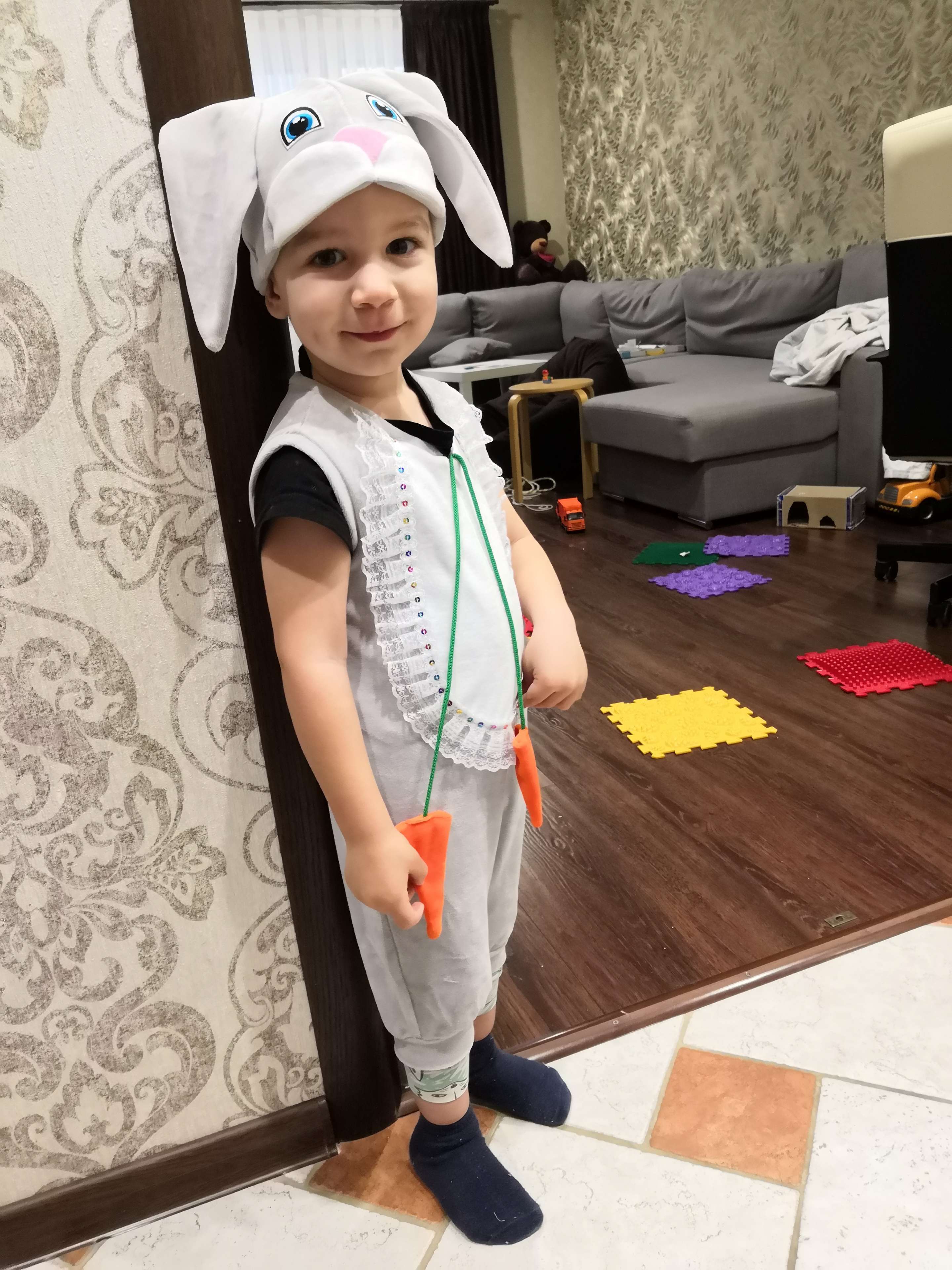 Фотография покупателя товара Карнавальный костюм для мальчика от 1,5-3-х лет "Заяц с грудкой", велюр, комбинезон, шапка, рост 98-104 см