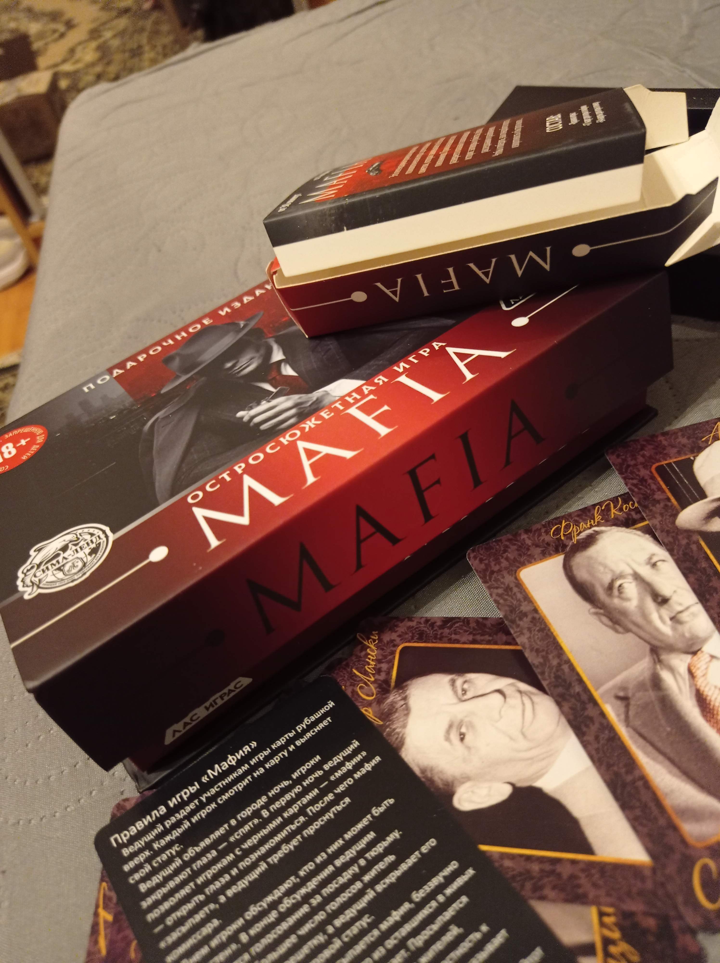 Фотография покупателя товара Настольная игра «Мафия», подарочное издание, 54 игральных карт, 17 карт для игры в Мафию, 18+