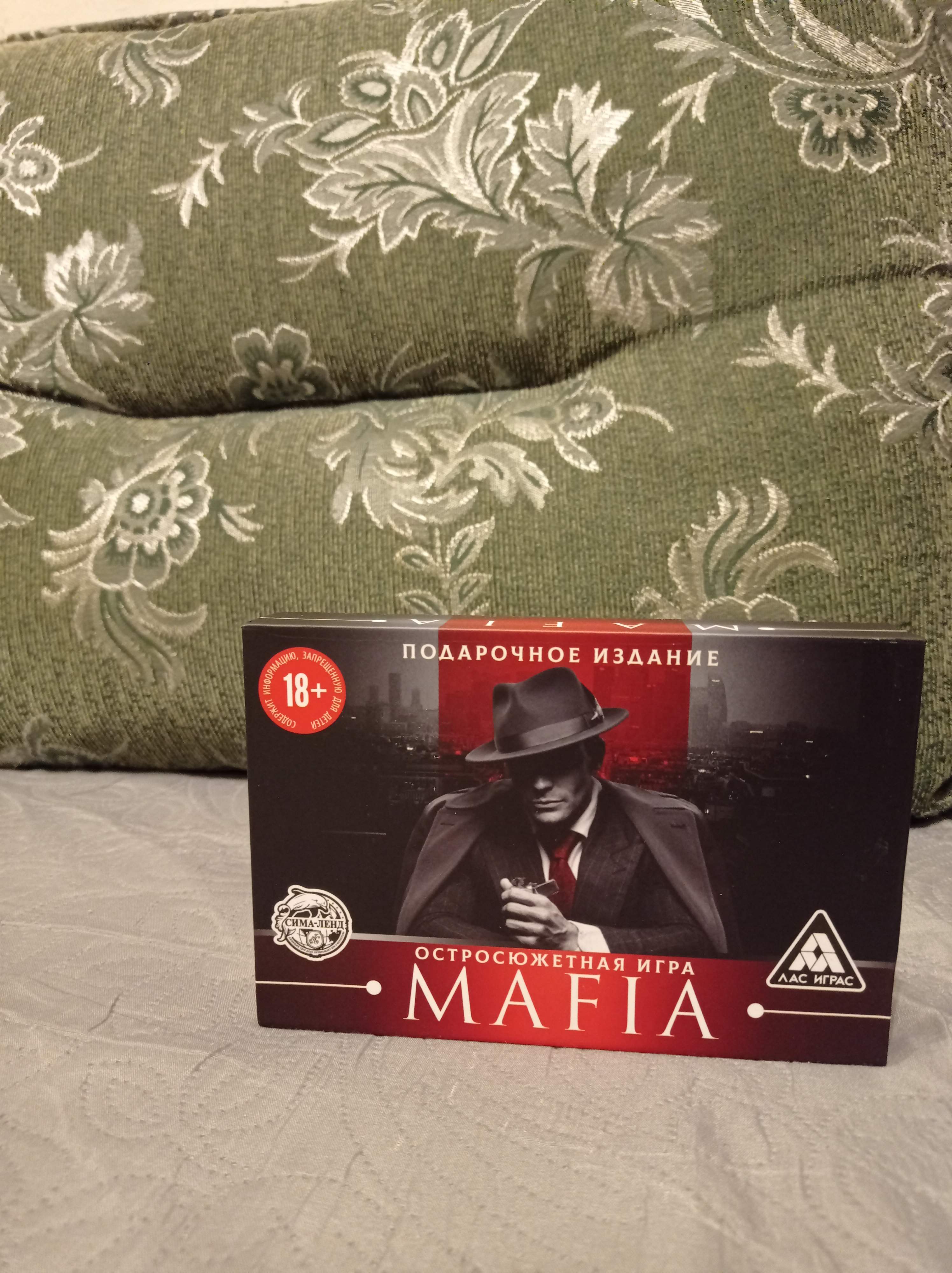 Фотография покупателя товара Настольная игра «Мафия», подарочное издание, 54 игральных карт, 17 карт для игры в Мафию, 18+