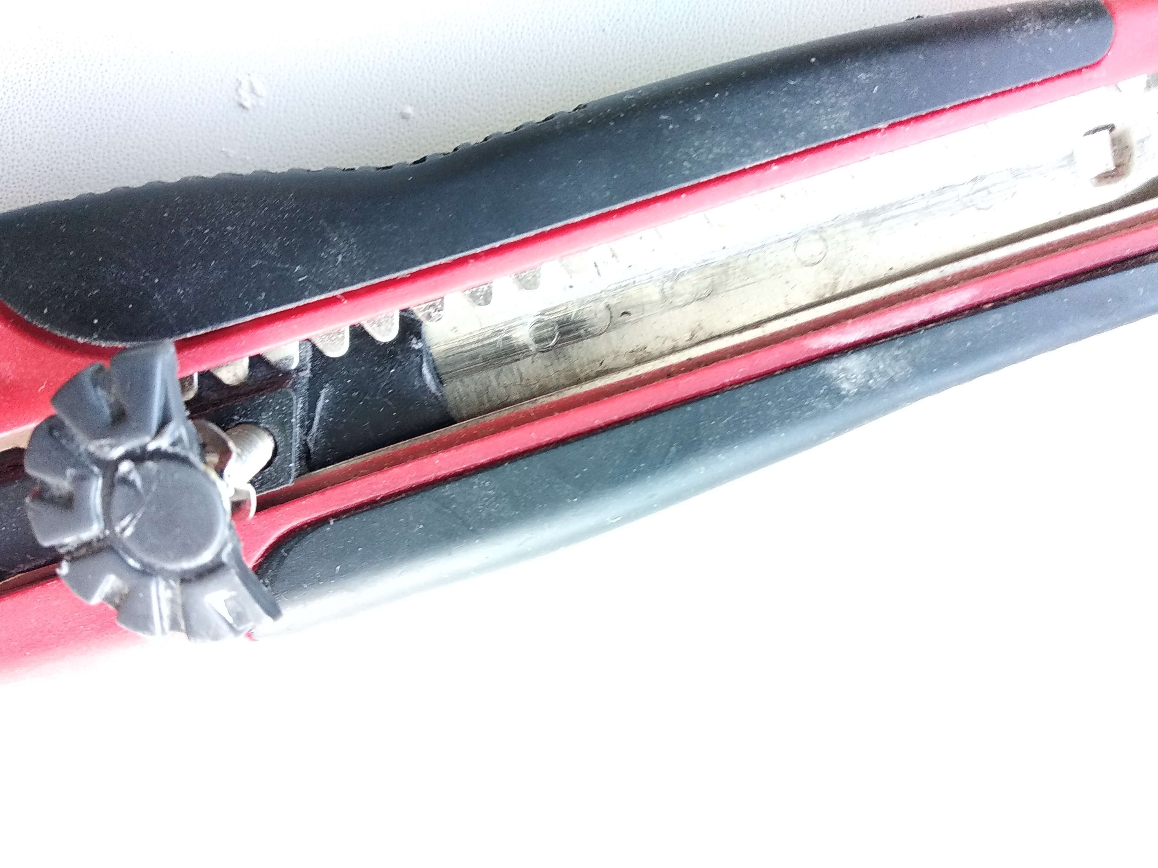 Фотография покупателя товара Нож канцелярский 18 мм пластик, с металлическим направляющим фиксатором, прорезиненный, в блистере, МИКС - Фото 2