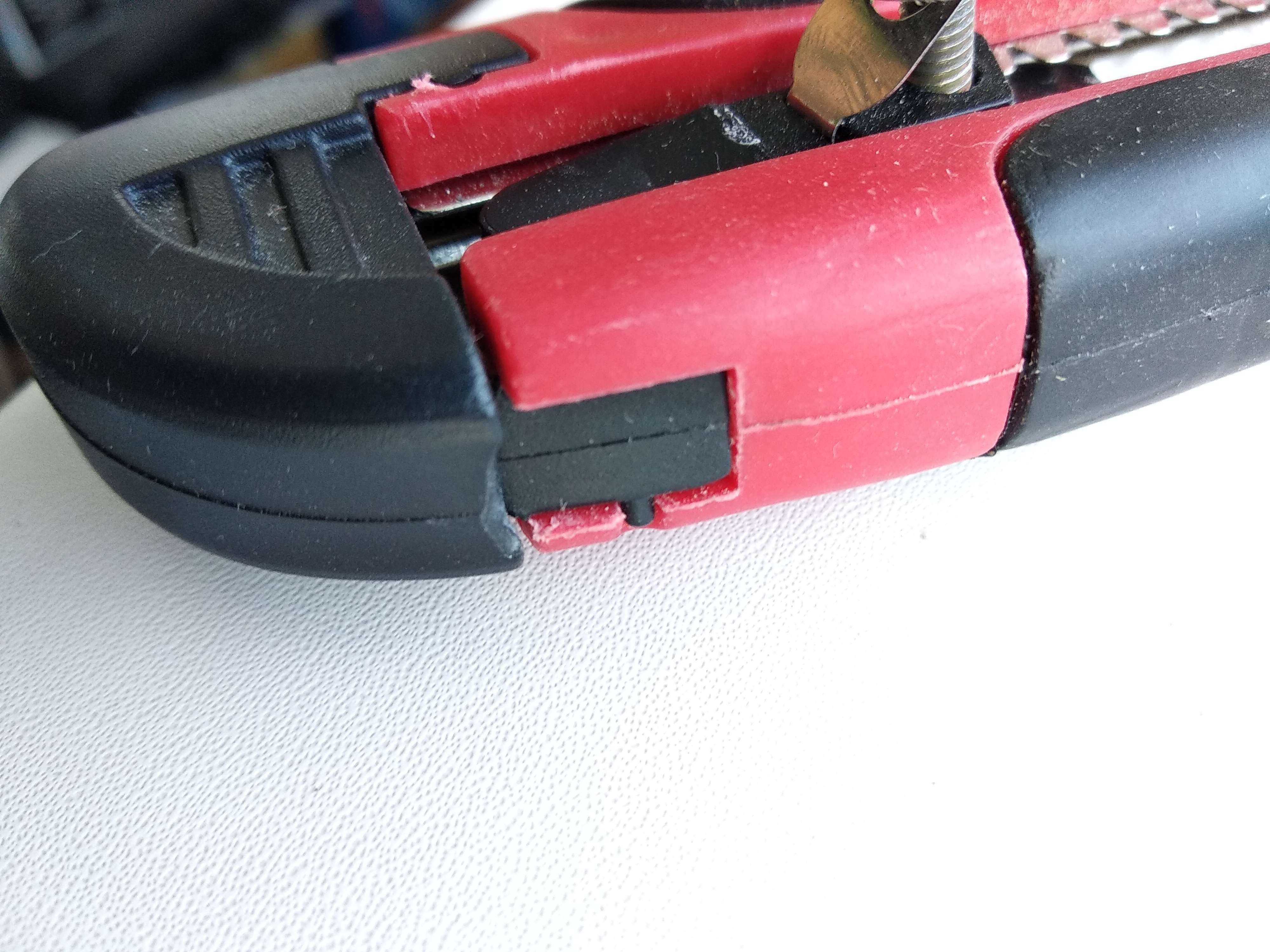 Фотография покупателя товара Нож канцелярский 18 мм пластик, с металлическим направляющим фиксатором, прорезиненный, в блистере, МИКС - Фото 1
