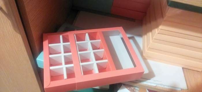 Фотография покупателя товара Коробка под 9 конфет с ячейками «Персиковая» 14,5 х 14,5 х 3,5 см - Фото 1