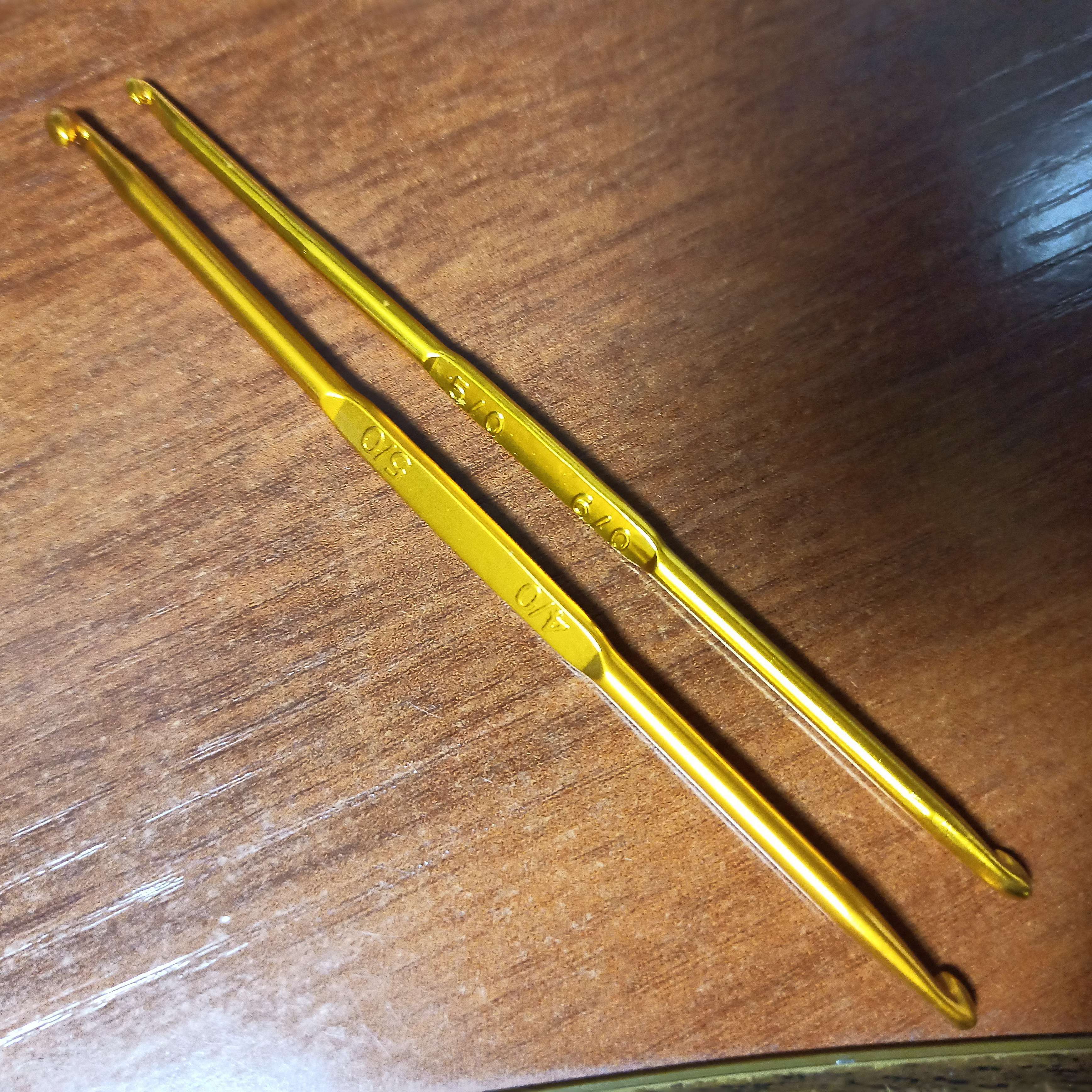 Фотография покупателя товара Крючок для вязания, двусторонний, d = 3,5/4,5 мм, 13 см, цвет золотой - Фото 2