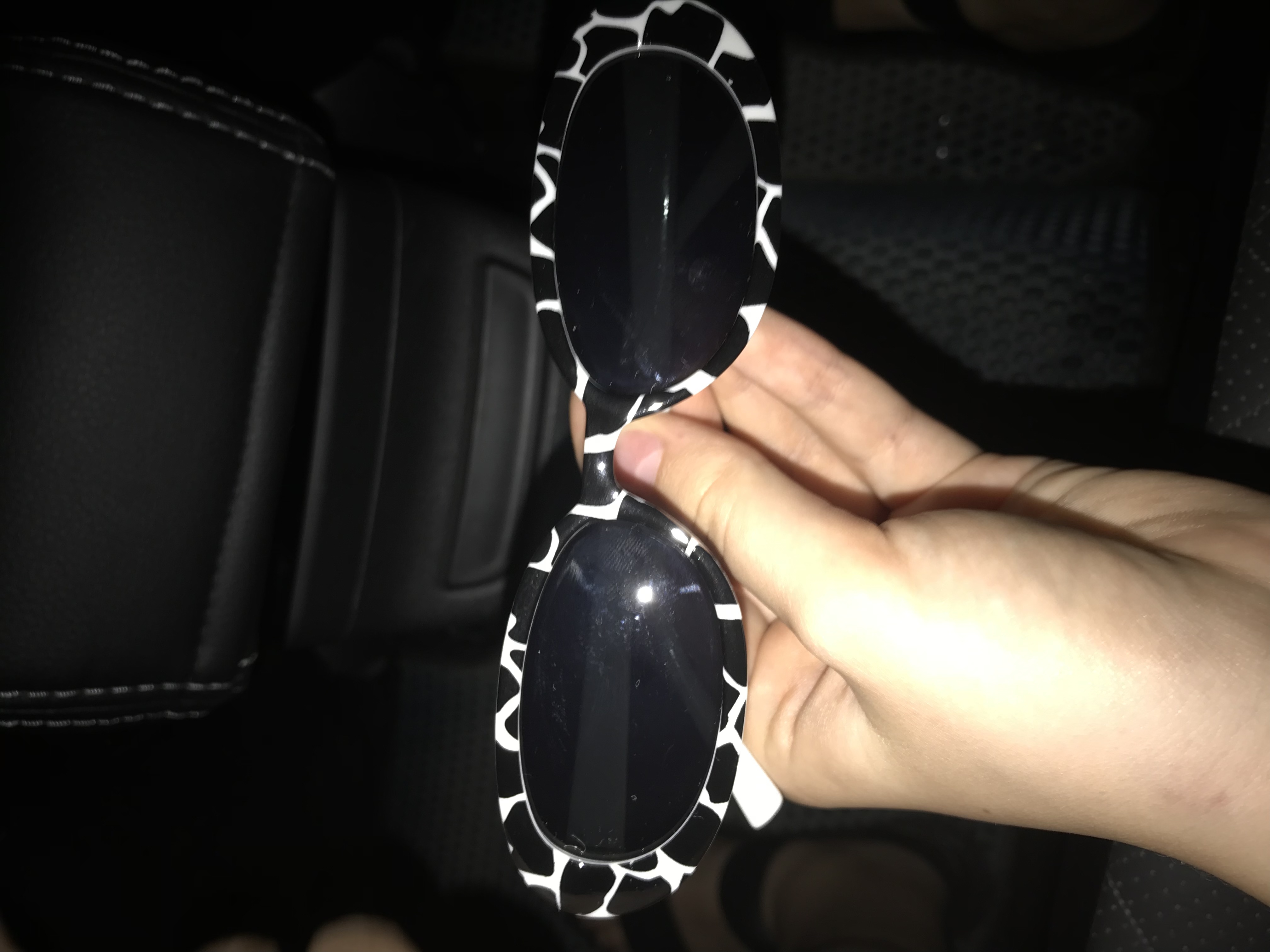 Фотография покупателя товара Очки солнцезащитные женские OneSun, uv 380, линза 5.3×3 см, дужка 13.6 см, ширина 14.3 см, чёрно-белые - Фото 1