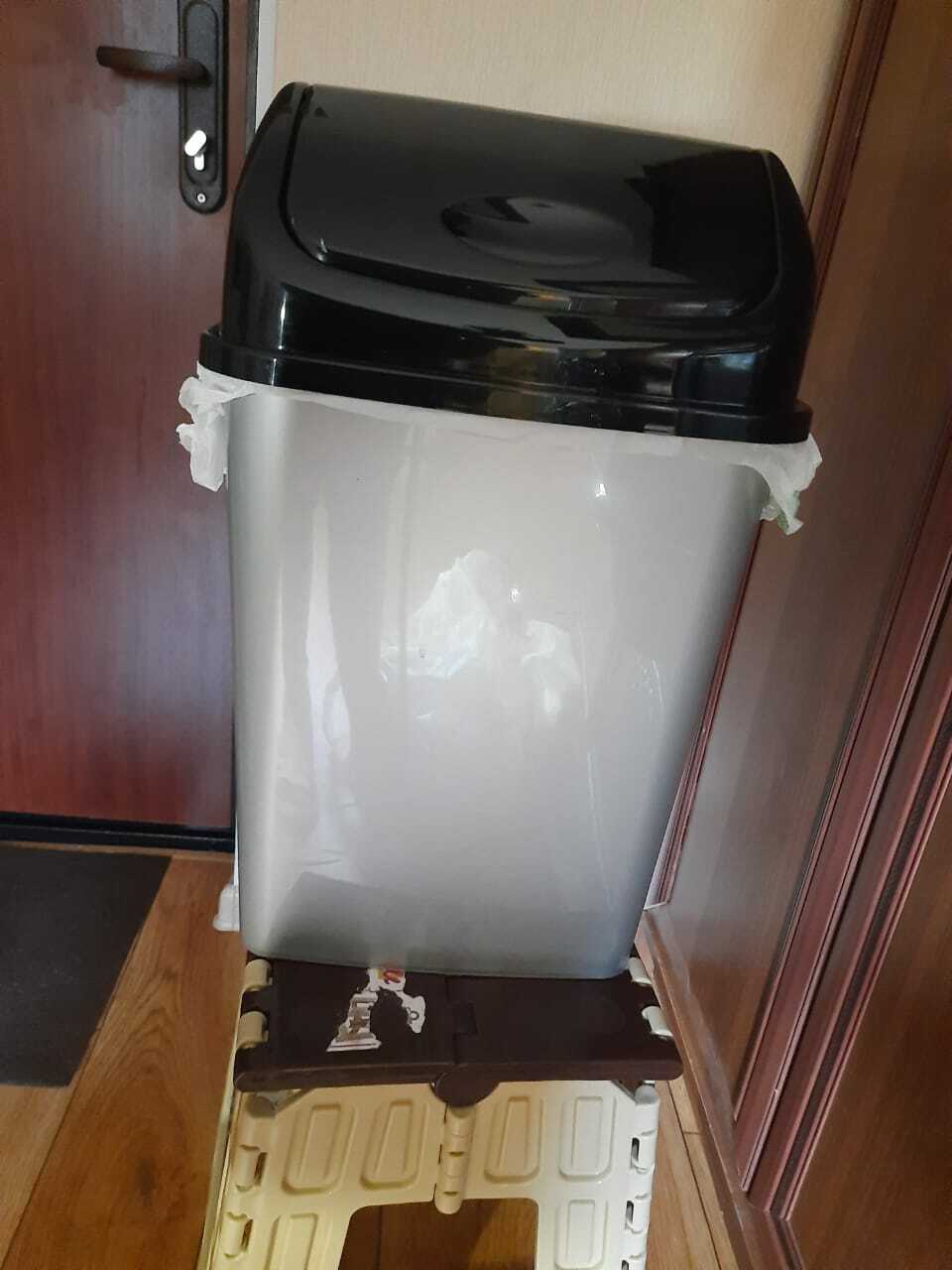 Фотография покупателя товара Ведро для мусора «Камелия», 18 л, цвет серебристый перламутр/чёрный - Фото 6