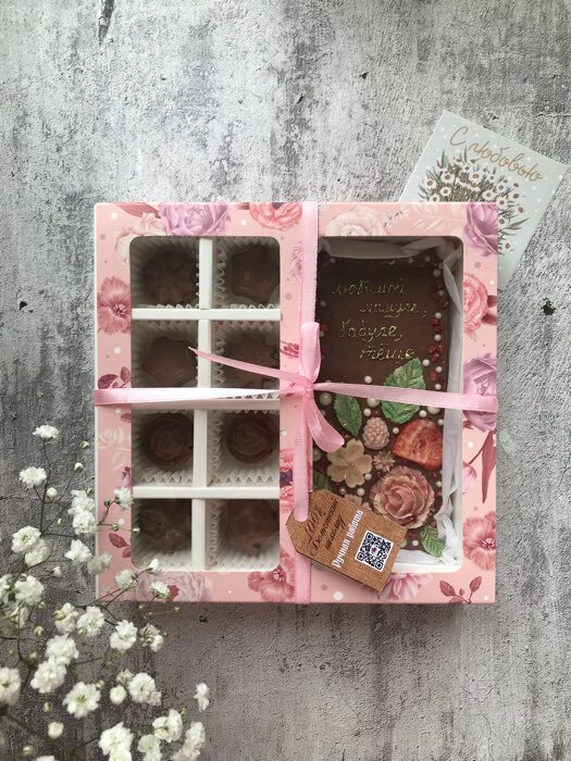Фотография покупателя товара Коробка под 8 конфет и шоколад с ячейками, кондитерская упаковка, «Розовые цветы» 18 х 18 х 4 см