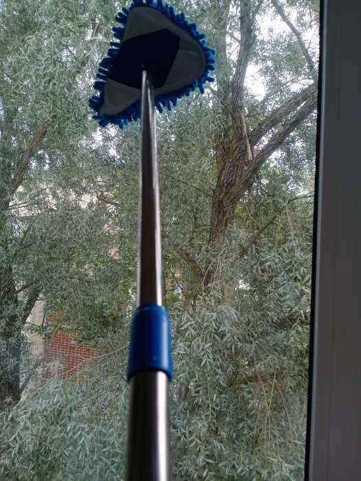 Фотография покупателя товара Окномойка с телескопической металлической ручкой Доляна, 14×16×54(86) см, поворотная головка, микрофибра, цвет синий - Фото 7