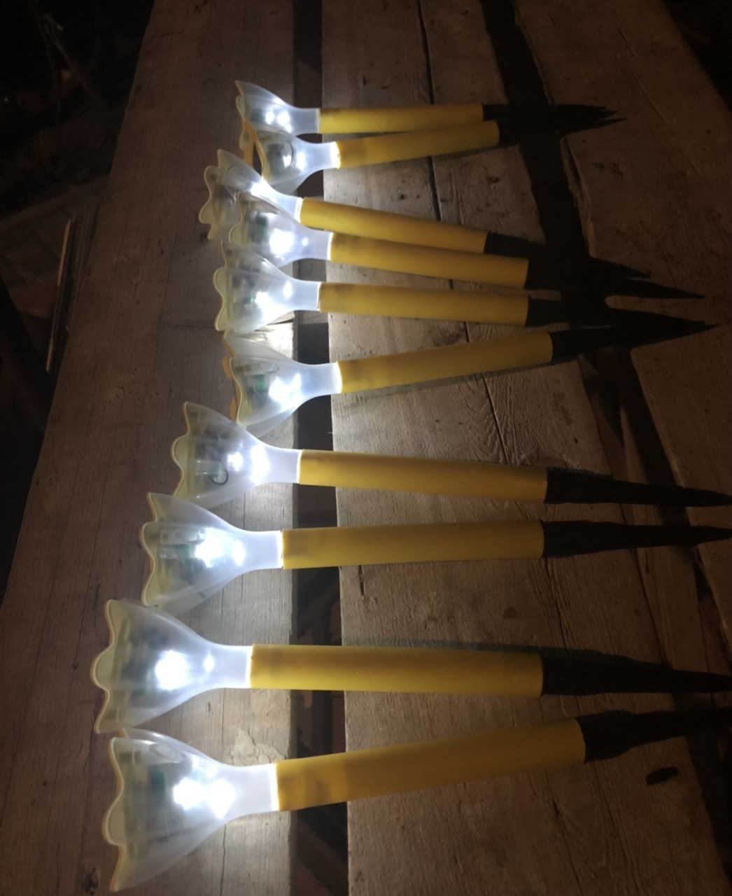Фотография покупателя товара Садовый светильник на солнечной батарее «Цветок жёлтый», 6 × 29 × 6 см, 1 LED, свечение белое - Фото 3