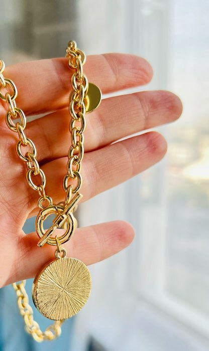 Фотография покупателя товара Кулон «Цепь» перламутровый медальон, цвет бежевый в золоте, 42 см - Фото 3