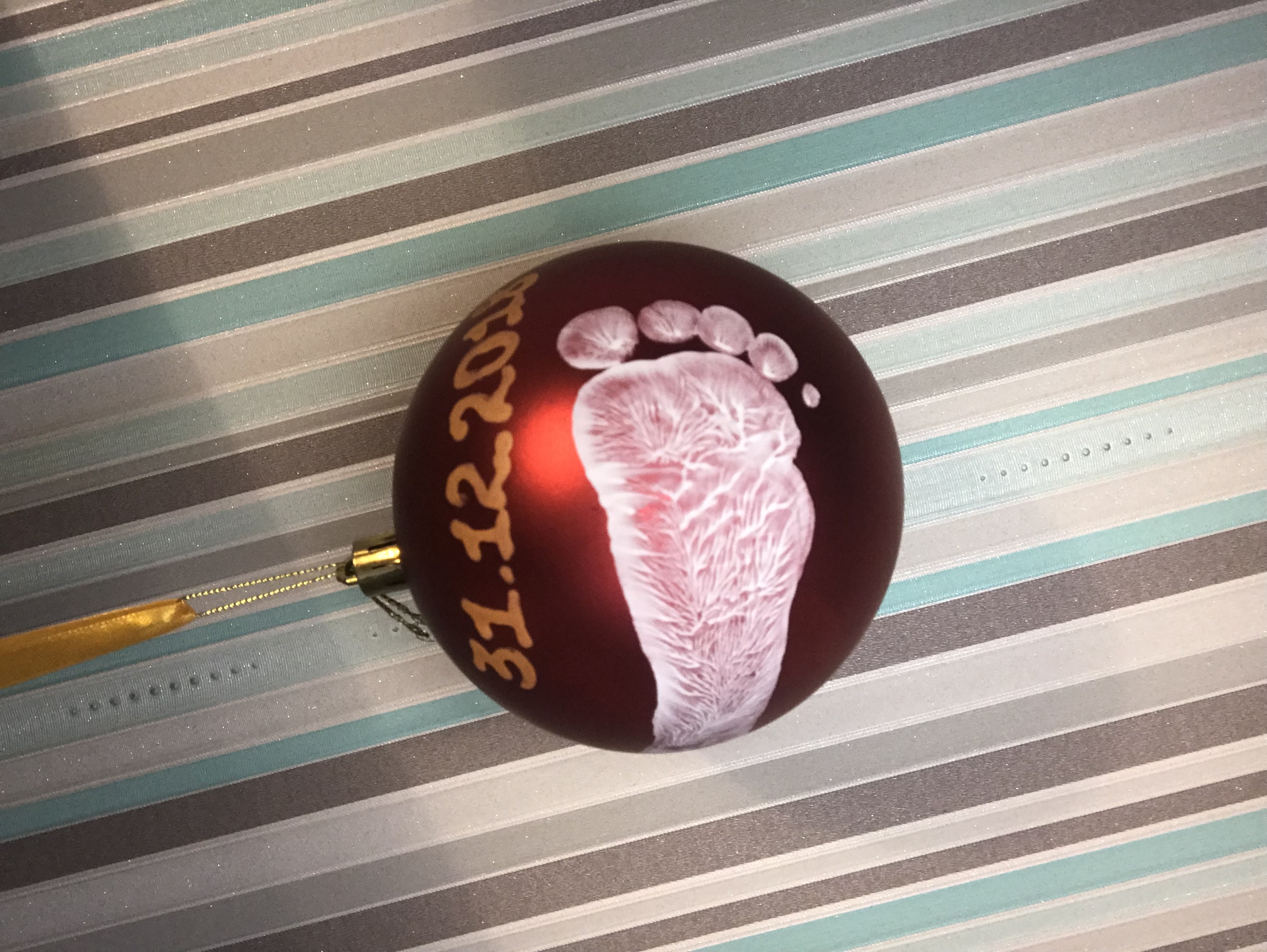 Фотография покупателя товара Новогодний ёлочный шар "Отпечаток детской ручки" красный с золотом - Фото 1