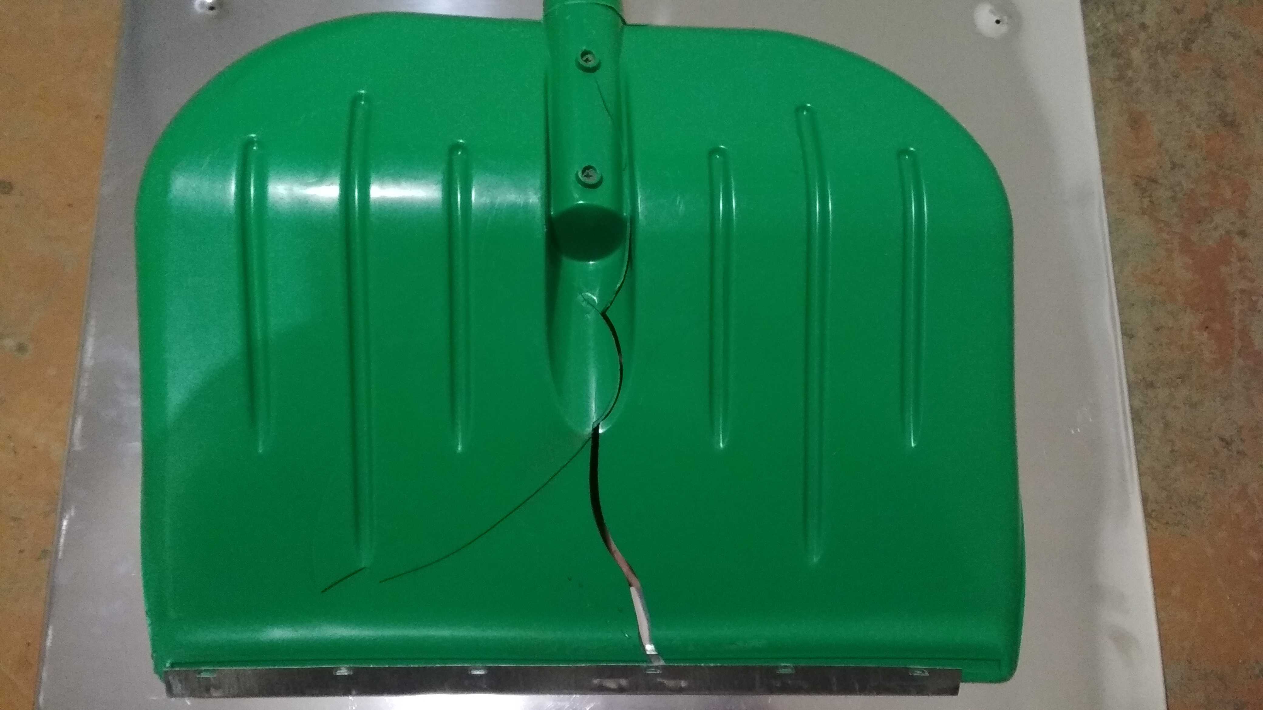 Фотография покупателя товара Лопата пластиковая, ковш 460 × 370 мм, с металлической планкой, черенок, с ручкой, «Аляска» - Фото 1
