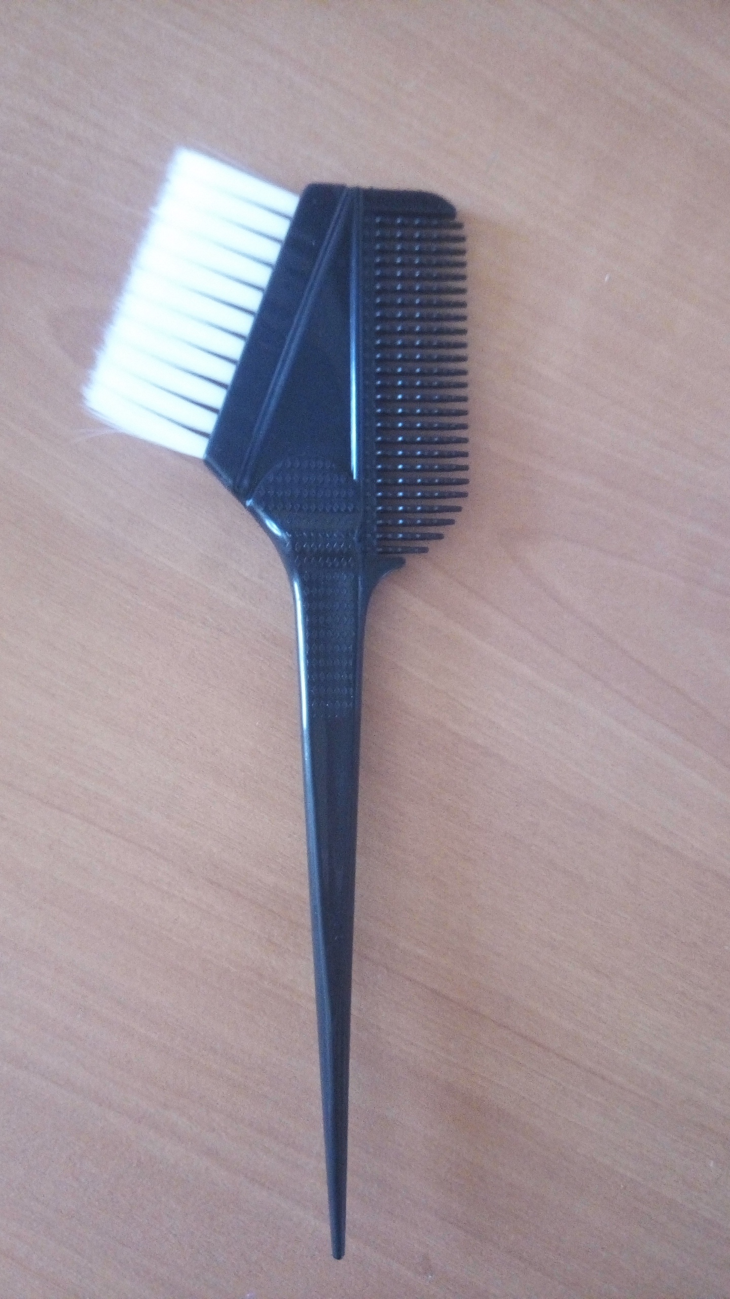 Фотография покупателя товара Расчёска - кисть для окрашивания, 20,5 × 7 см, цвет чёрный - Фото 3