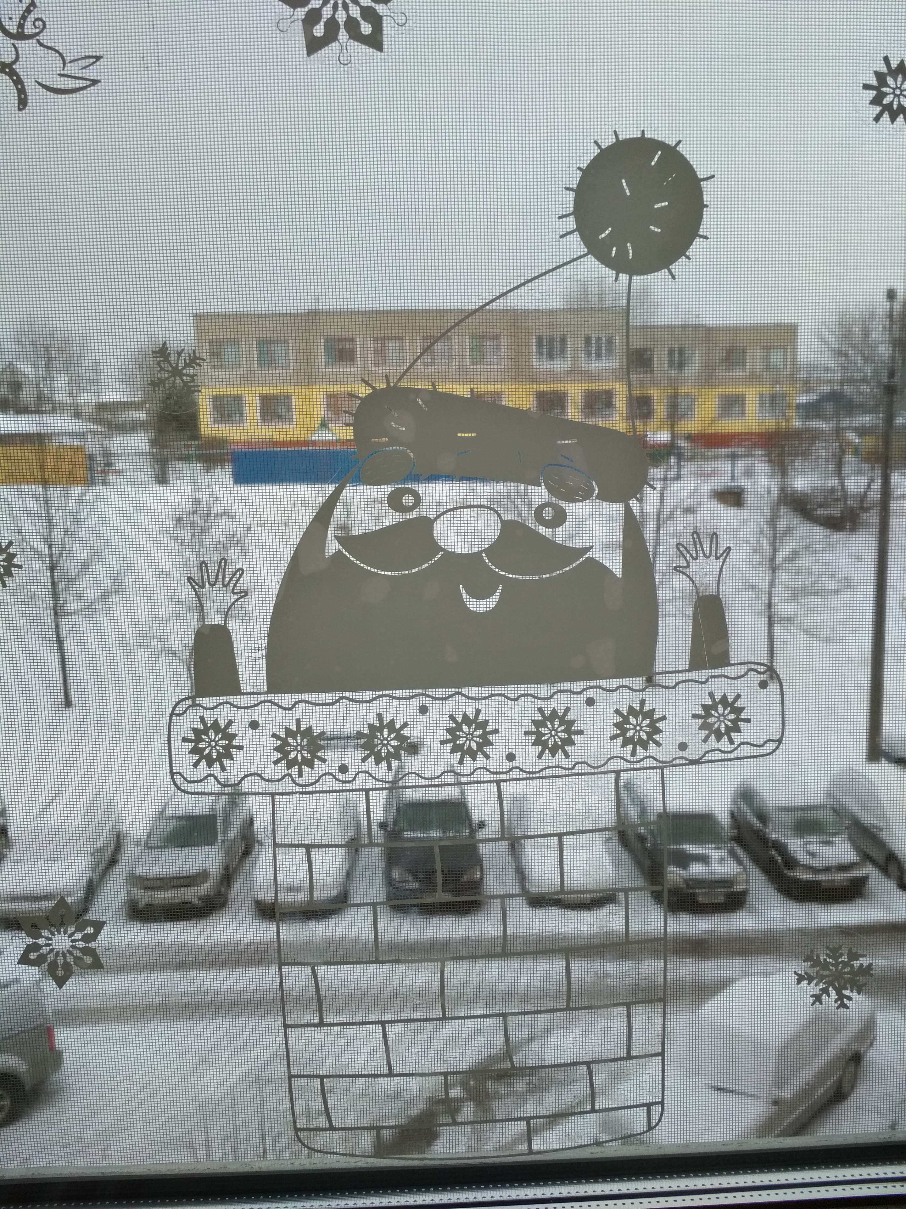 Фотография покупателя товара Наклейка для окон «Счастливый дед мороз» , многоразовые, 33 х 50,5 см - Фото 2