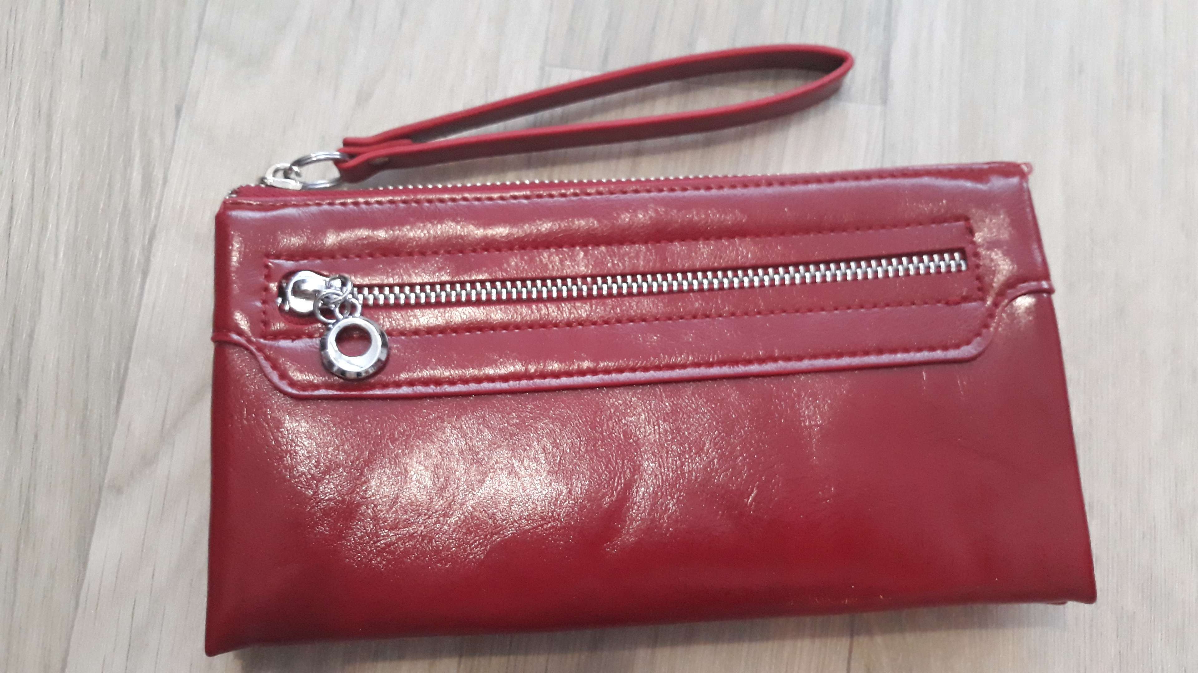 Фотография покупателя товара Клатч женский, 3 отдела на молнии, наружный карман, с ручкой, цвет красный - Фото 3