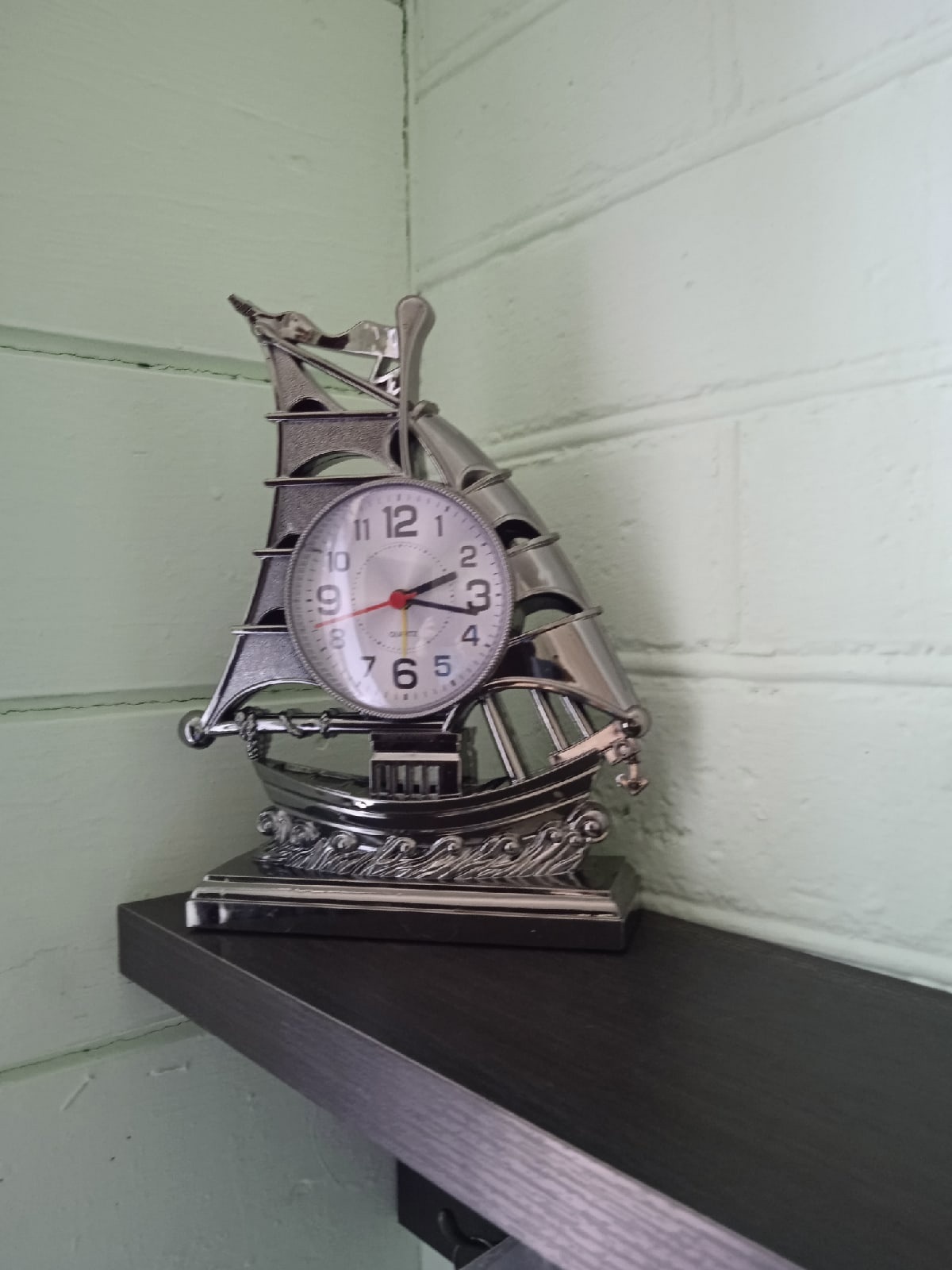Фотография покупателя товара Часы - будильник настольные "Клипер", дискретный ход, циферблат d-7.5 см, 17 х 21.5 см - Фото 2