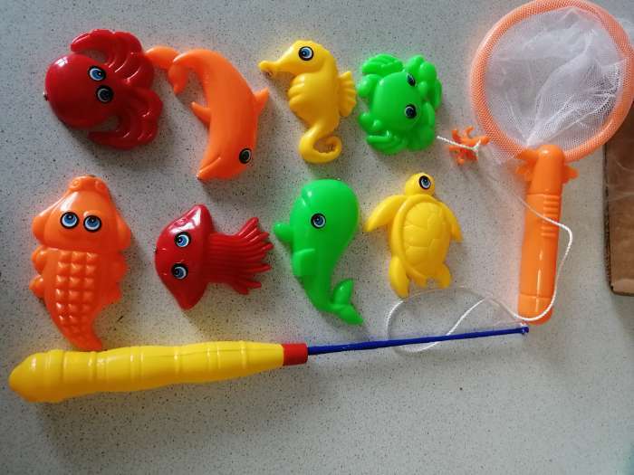 Фотография покупателя товара Магнитная рыбалка для детей «Морские жители», 10 предметов: 1 удочка, 1 сачок, 8 игрушек, цвета МИКС