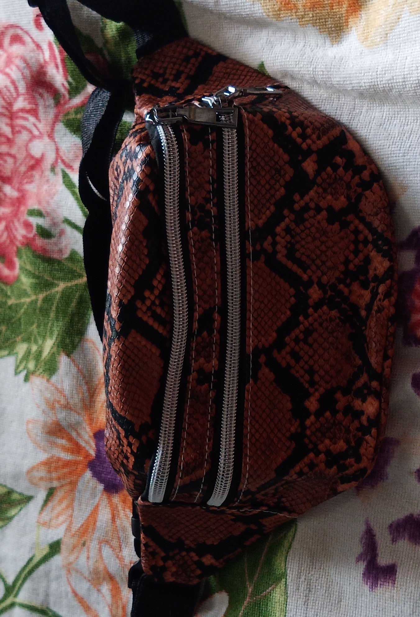 Фотография покупателя товара Сумка поясная, отдел на молнии, 2 наружных кармана, анималистичный принт, цвет бежевый - Фото 1