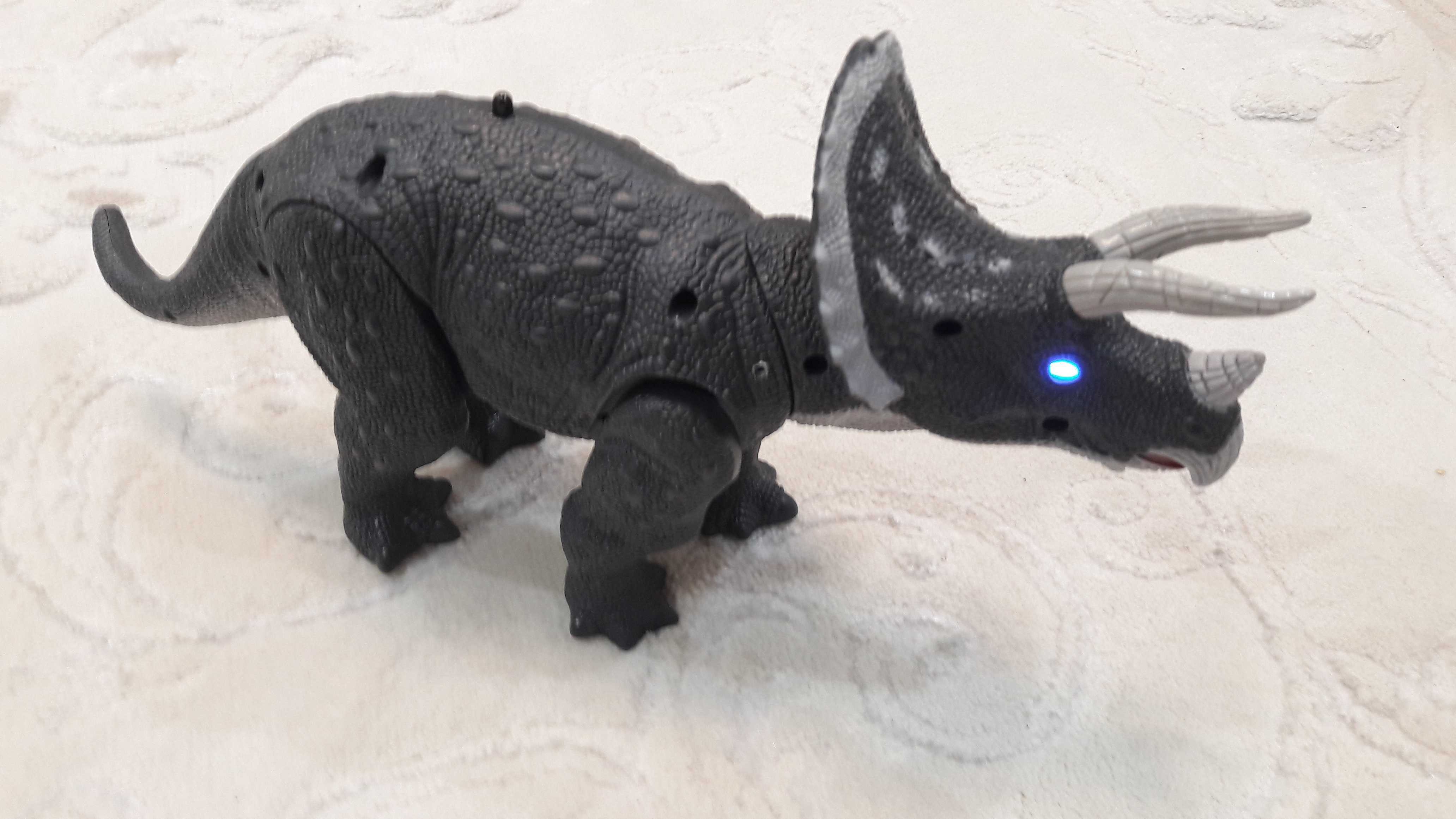Фотография покупателя товара Динозавр радиоуправляемый «Трицератопс», световые и звуковые эффекты, работает от батареек - Фото 1