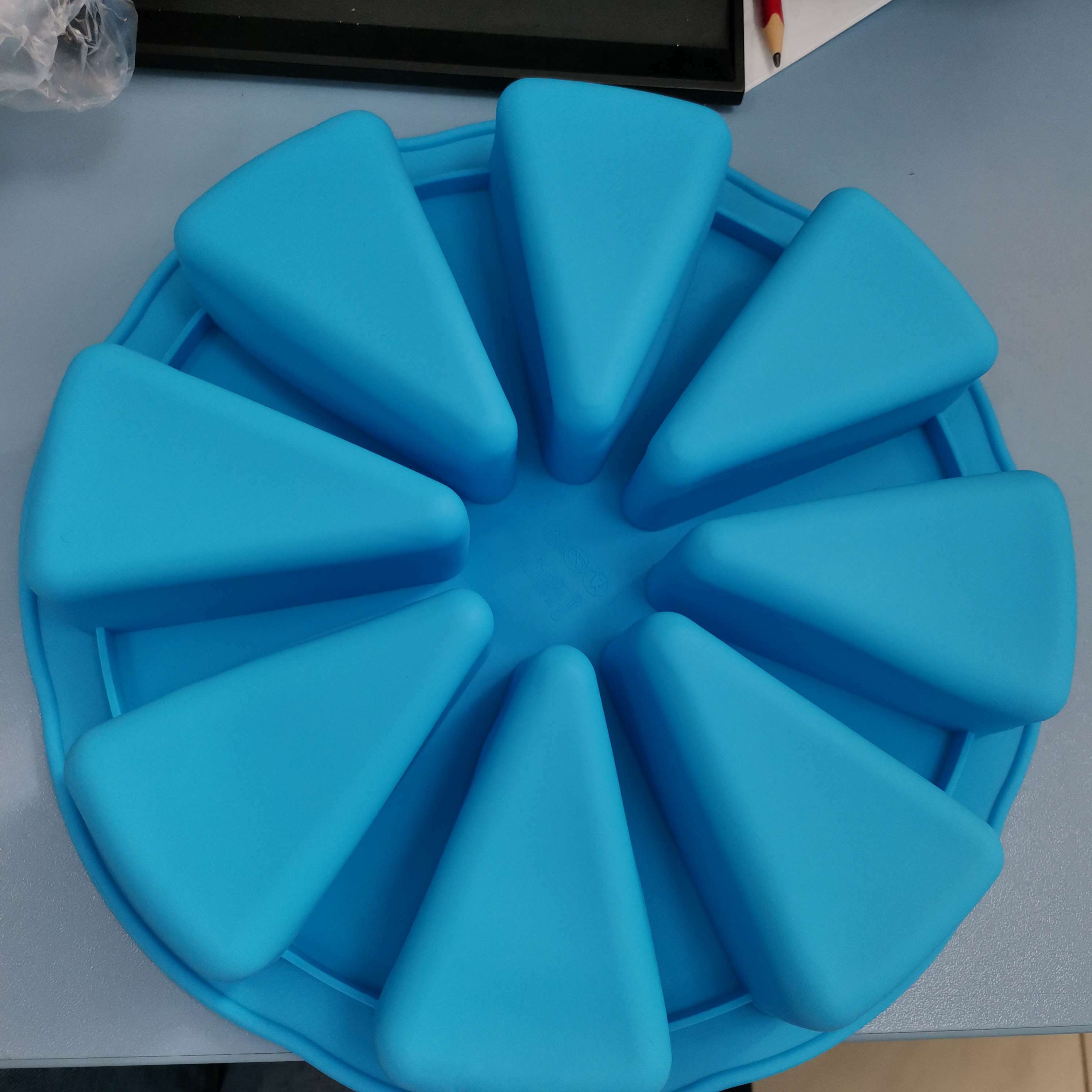 Фотография покупателя товара Форма силиконовая для выпечки Доляна «Кусочки торта», 27,5×27,5 см, 8 ячеек (10×6,2 см), цвет сиреневый - Фото 2