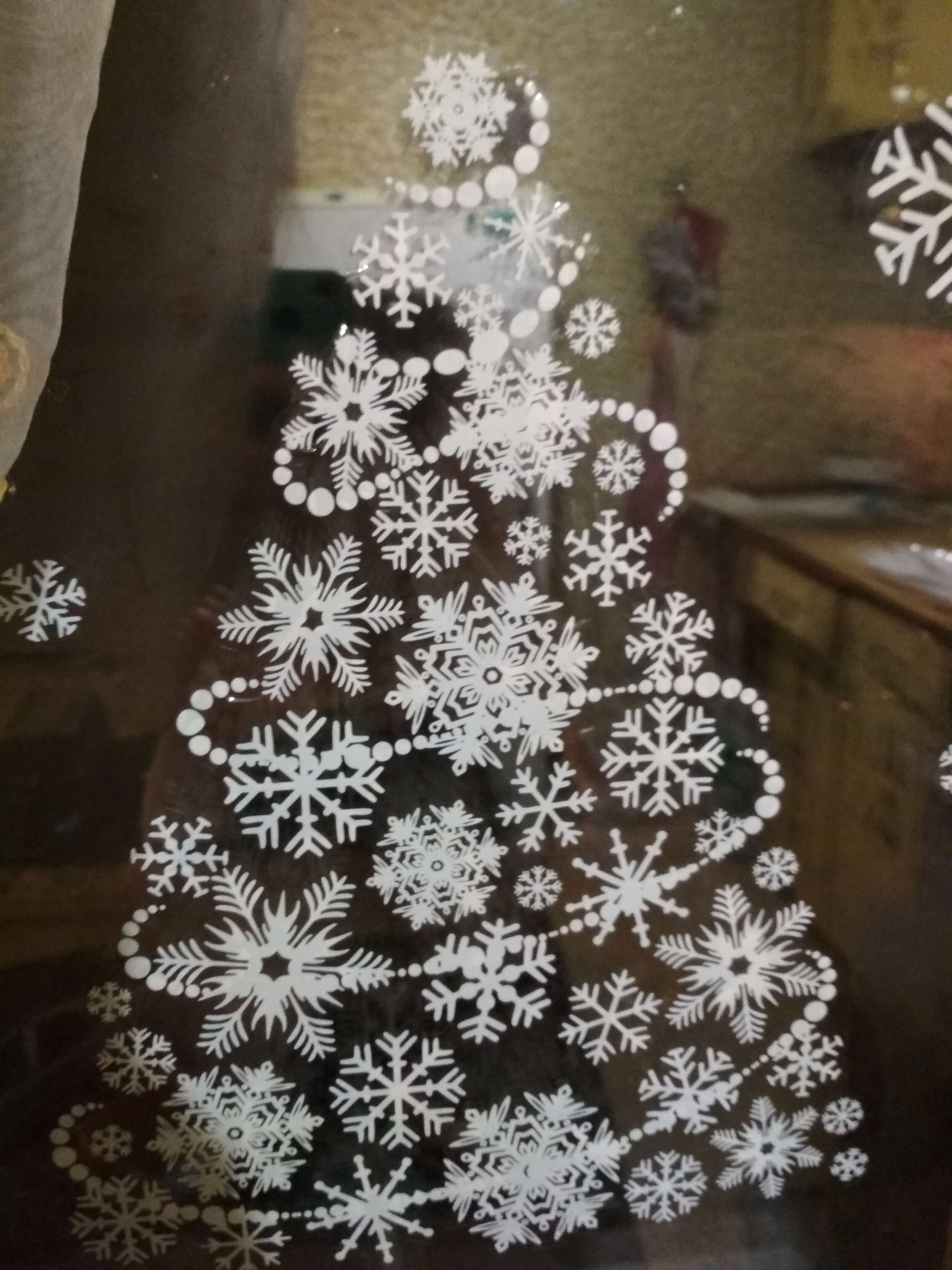 Фотография покупателя товара Наклейки для окон «Cнежинки», многоразовая, 33 х 50 см, Новый год - Фото 85