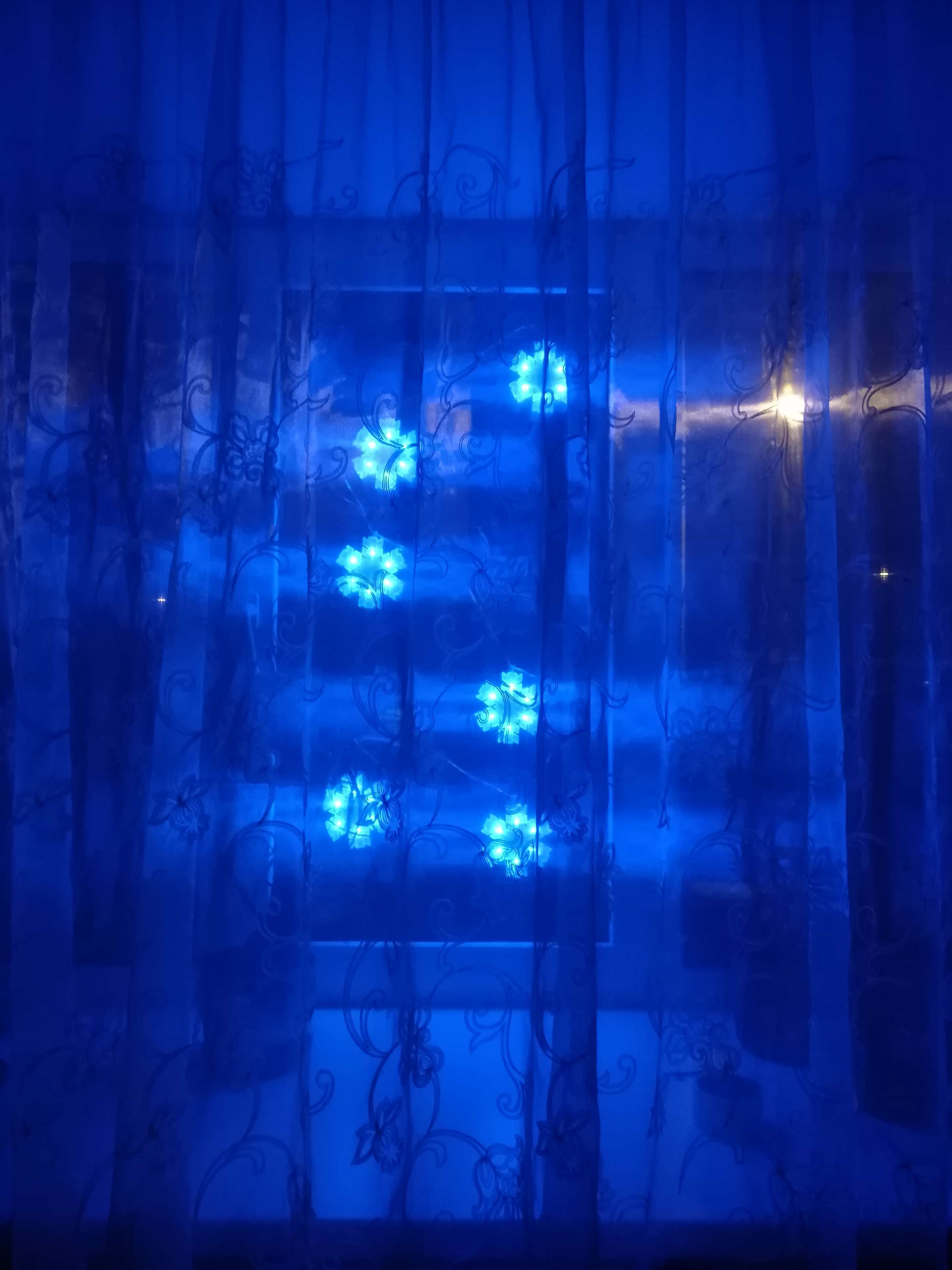 Фотография покупателя товара Гирлянда "Нить" 2 м с насадками "Снежинка матовая", IP20, прозрачная нить, 36 LED, свечение RG/RB, мигание, 220 В - Фото 2
