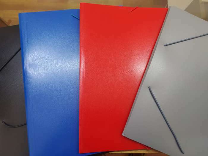 Фотография покупателя товара Папка на резинке А4, 500 мкм, Calligrata, корешок 4 мм, до 300 листов, тиснение "песок", синяя
