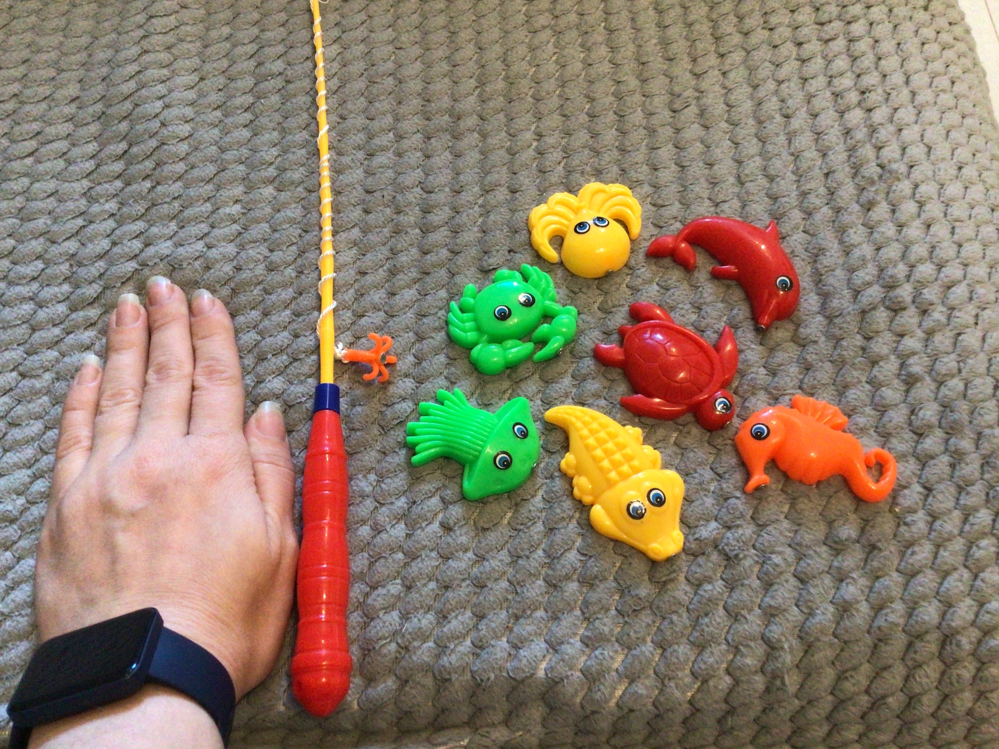 Фотография покупателя товара Магнитная рыбалка для детей «Морские жители», 10 предметов: 1 удочка, 1 сачок, 8 игрушек, цвета МИКС - Фото 16
