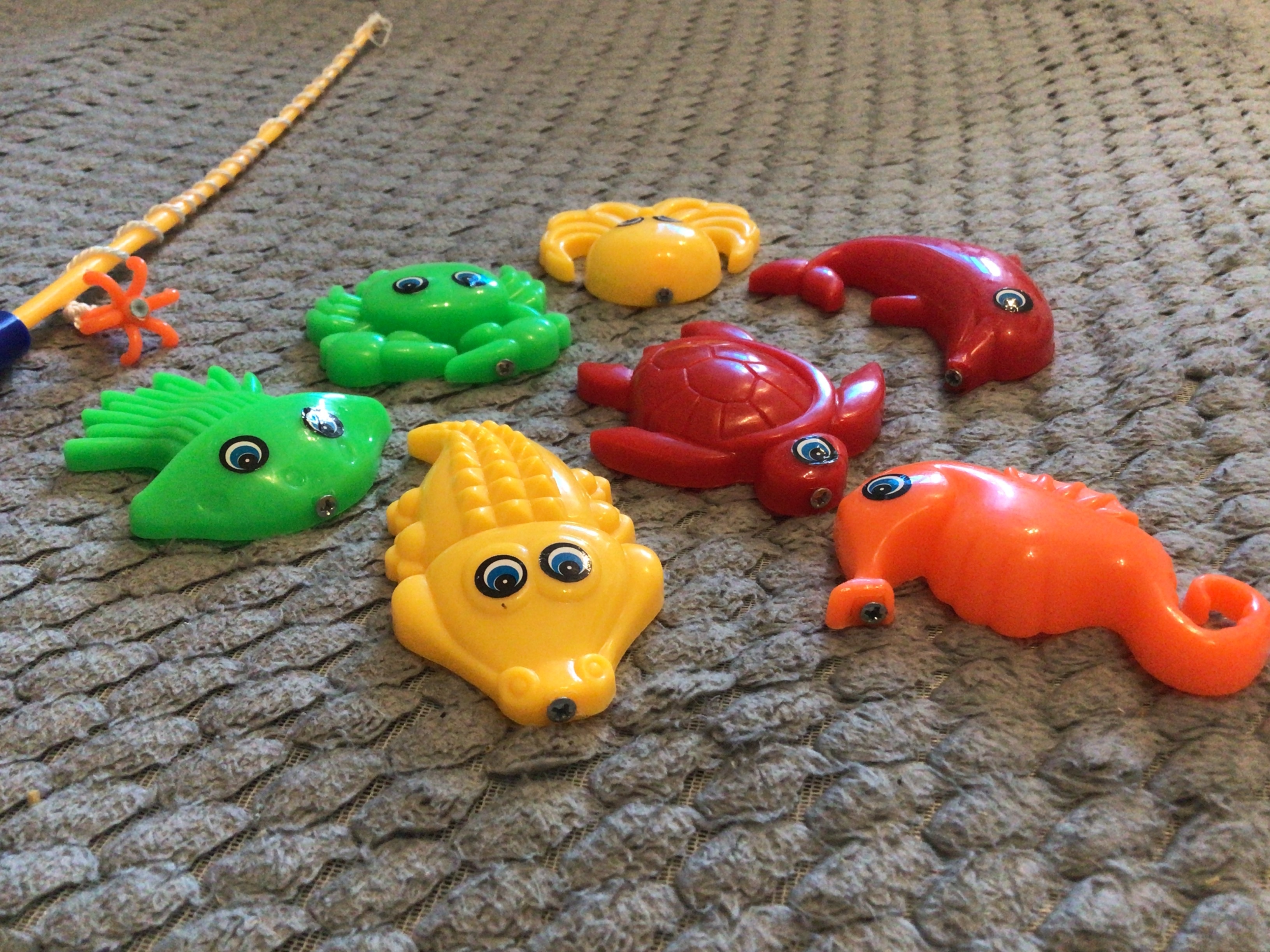 Фотография покупателя товара Магнитная рыбалка для детей «Морские жители», 10 предметов: 1 удочка, 1 сачок, 8 игрушек, цвета МИКС - Фото 15