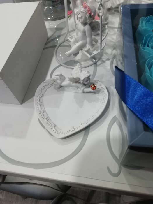 Фотография покупателя товара Сувенир полистоун подставка для колец "Белоснежный ангел с красным шаром" МИКС 3х8,6х8,2 см   483871 - Фото 1