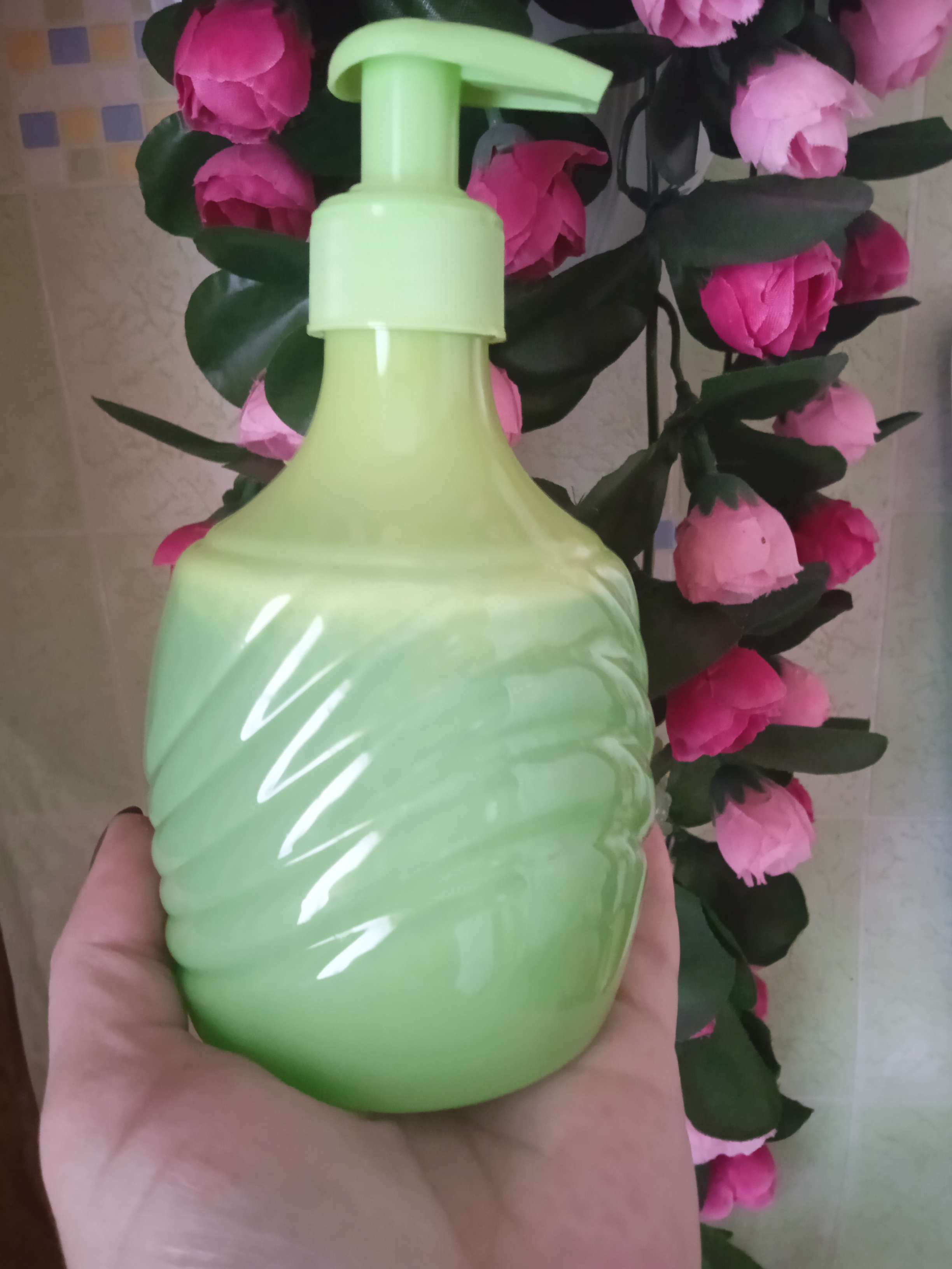Фотография покупателя товара Дозатор для жидкого мыла «Волны», 7,8×7,8×15,5, цвет МИКС