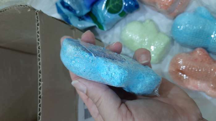 Фотография покупателя товара Бомбочка для ванн «Варежка», синяя, с ароматом шоколада, 125 г - Фото 5