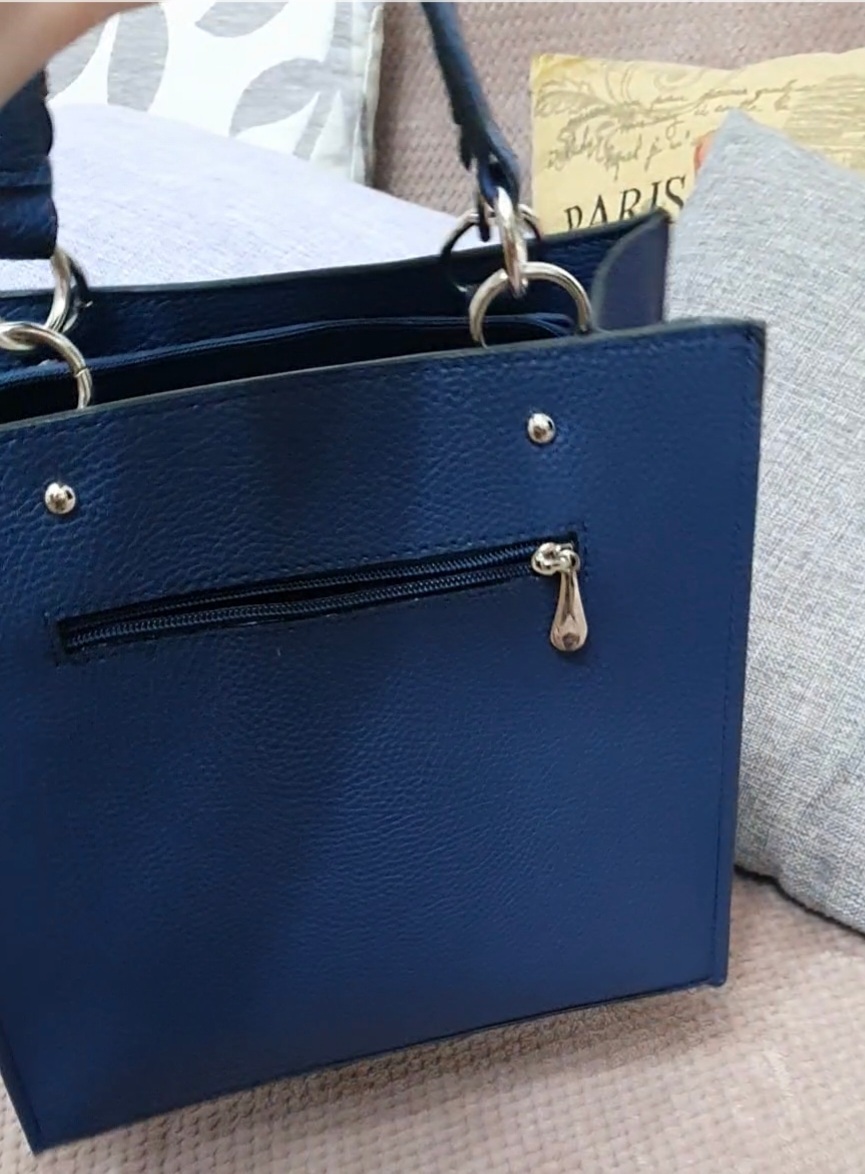 Фотография покупателя товара Сумка-тоут на молнии, наружный карман, длинный ремень, цвет чёрный - Фото 2