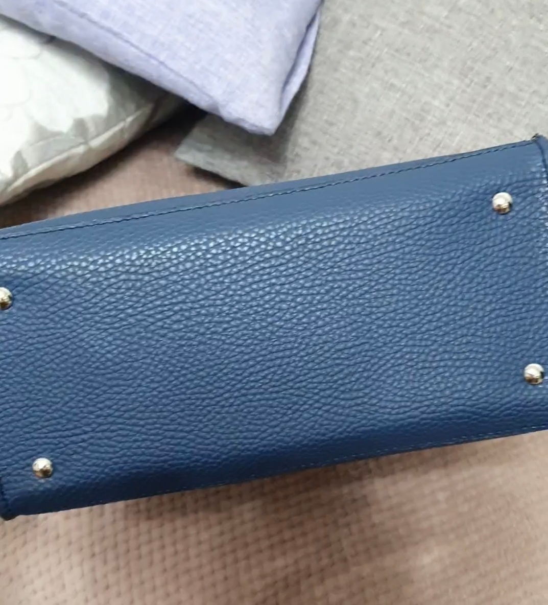 Фотография покупателя товара Сумка-тоут на молнии, наружный карман, длинный ремень, цвет чёрный - Фото 3