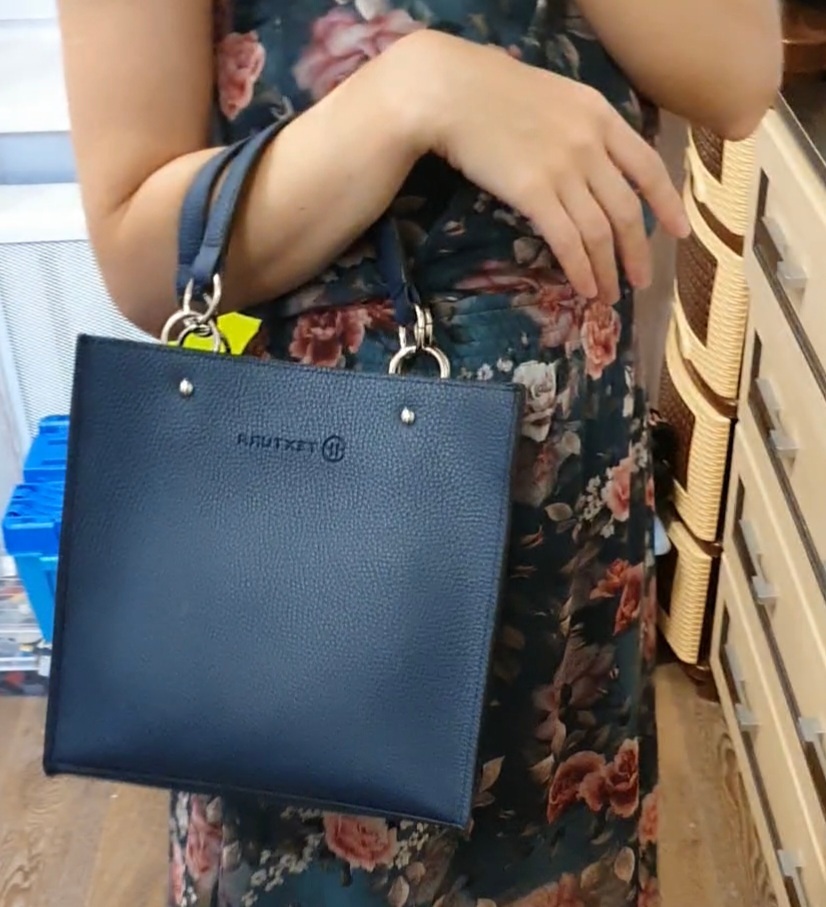 Фотография покупателя товара Сумка-тоут на молнии, наружный карман, длинный ремень, цвет чёрный - Фото 4