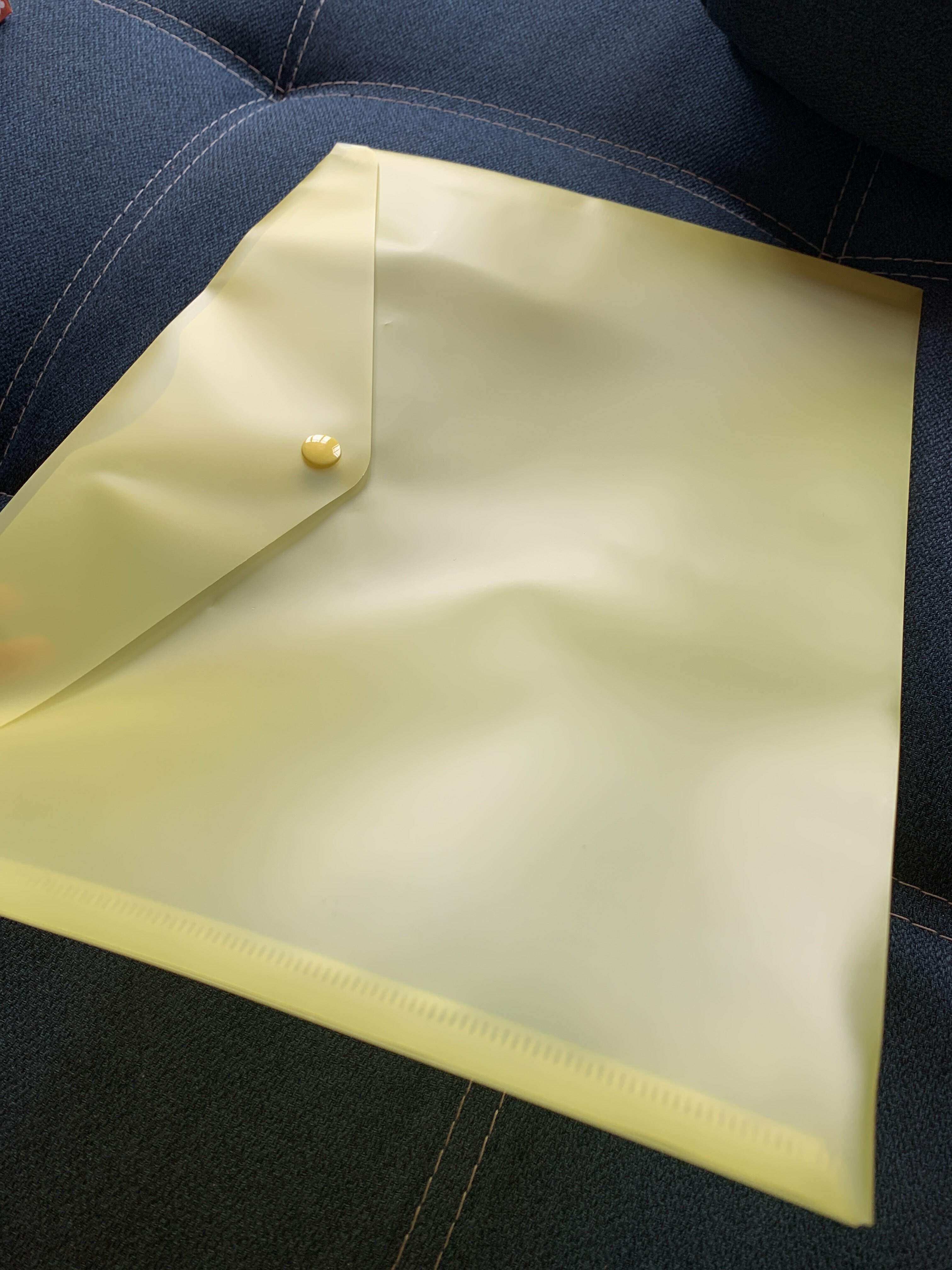 Фотография покупателя товара Папка-конверт на кнопке А4, 180 мкм, Calligrata, жёлтая - Фото 3